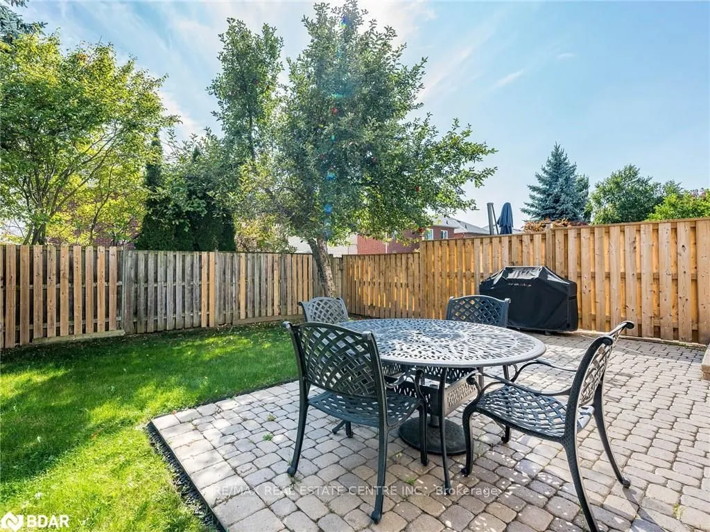 137 Mowat Crescent