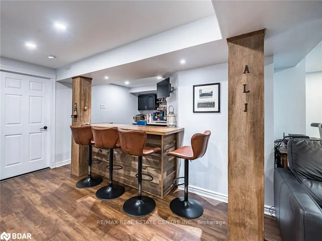 137 Mowat Crescent