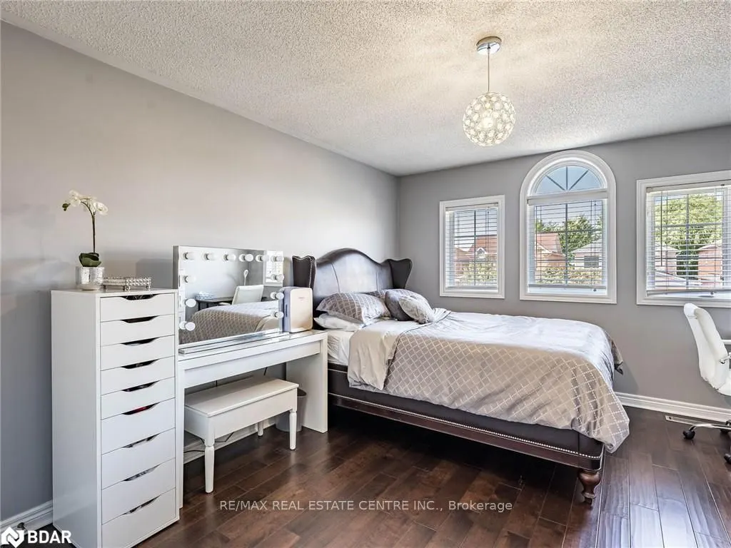 137 Mowat Crescent