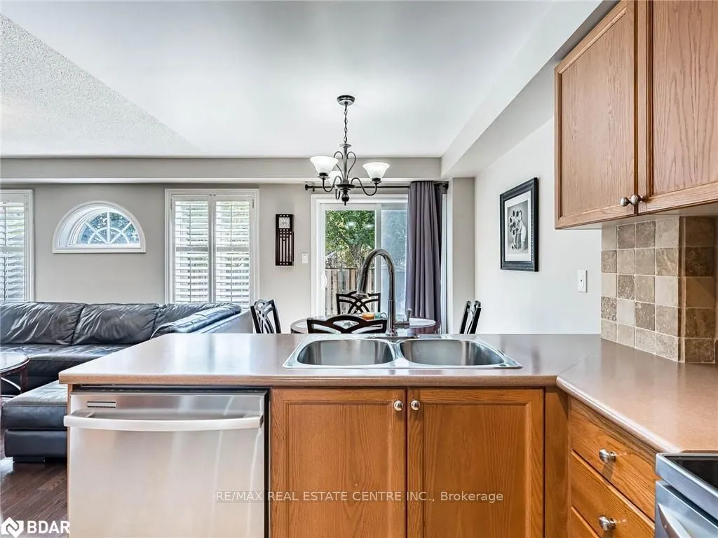 137 Mowat Crescent