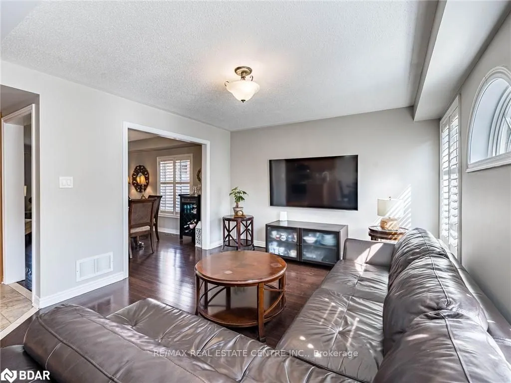 137 Mowat Crescent