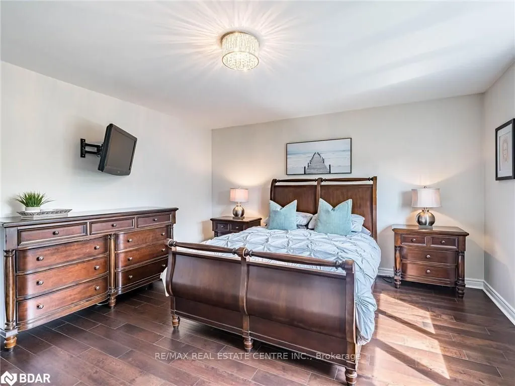 137 Mowat Crescent