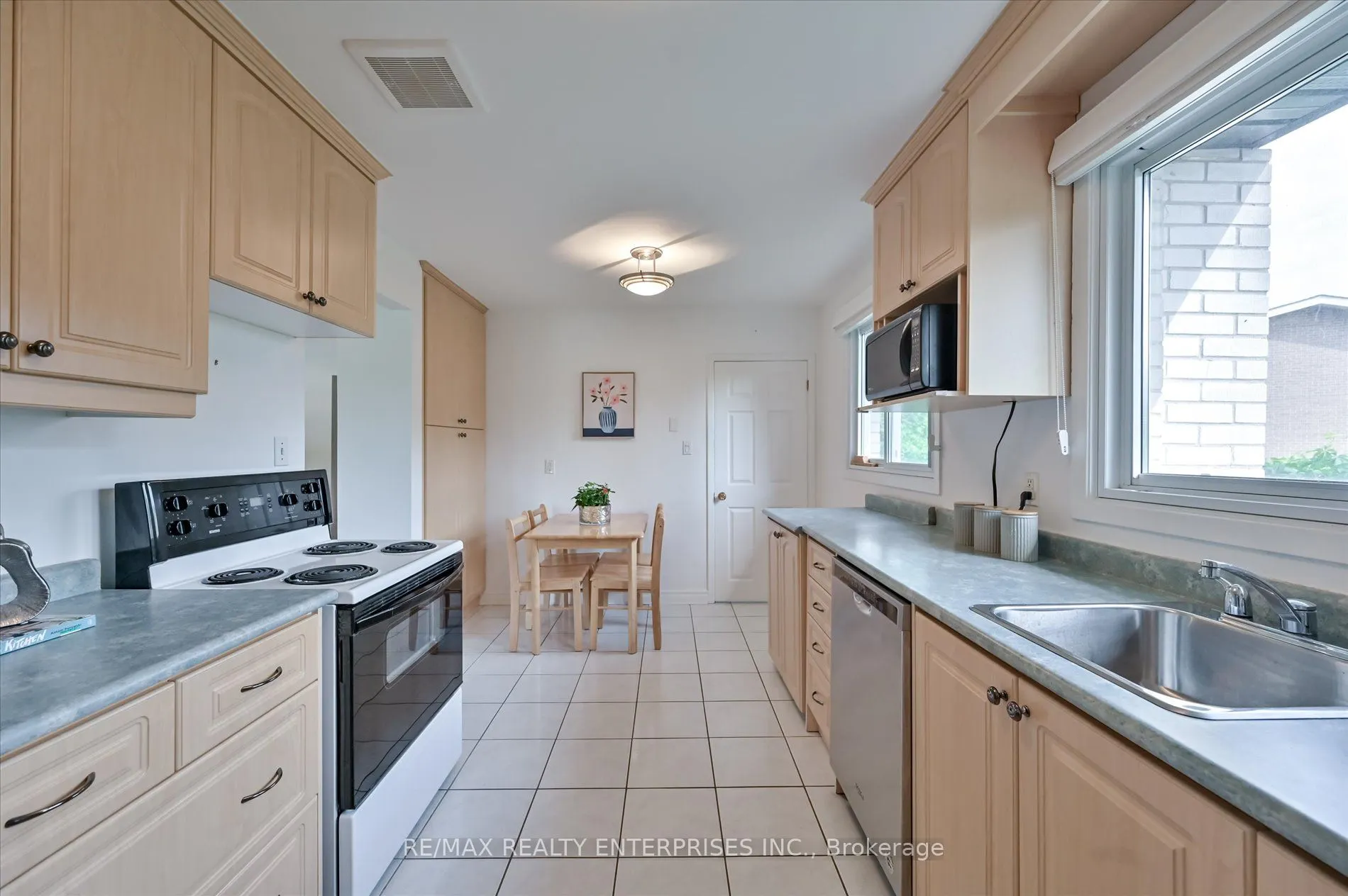 1544 Swanage Crescent
