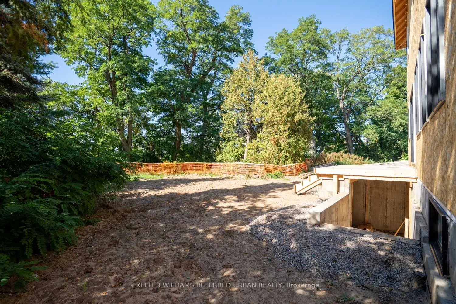1429 Dundas Crescent
