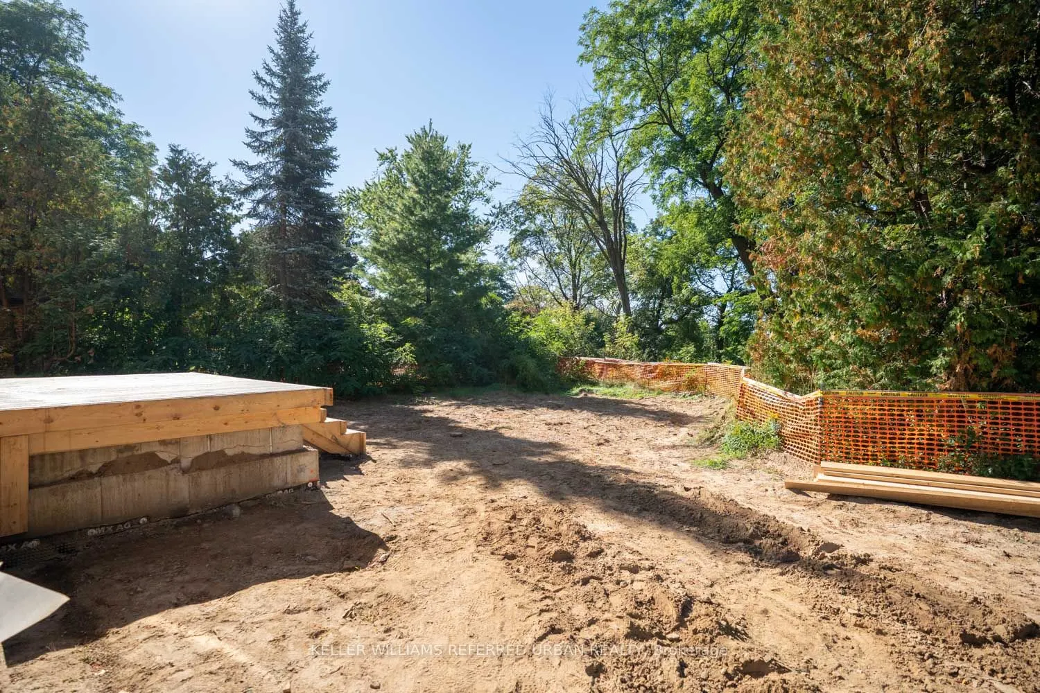 1429 Dundas Crescent