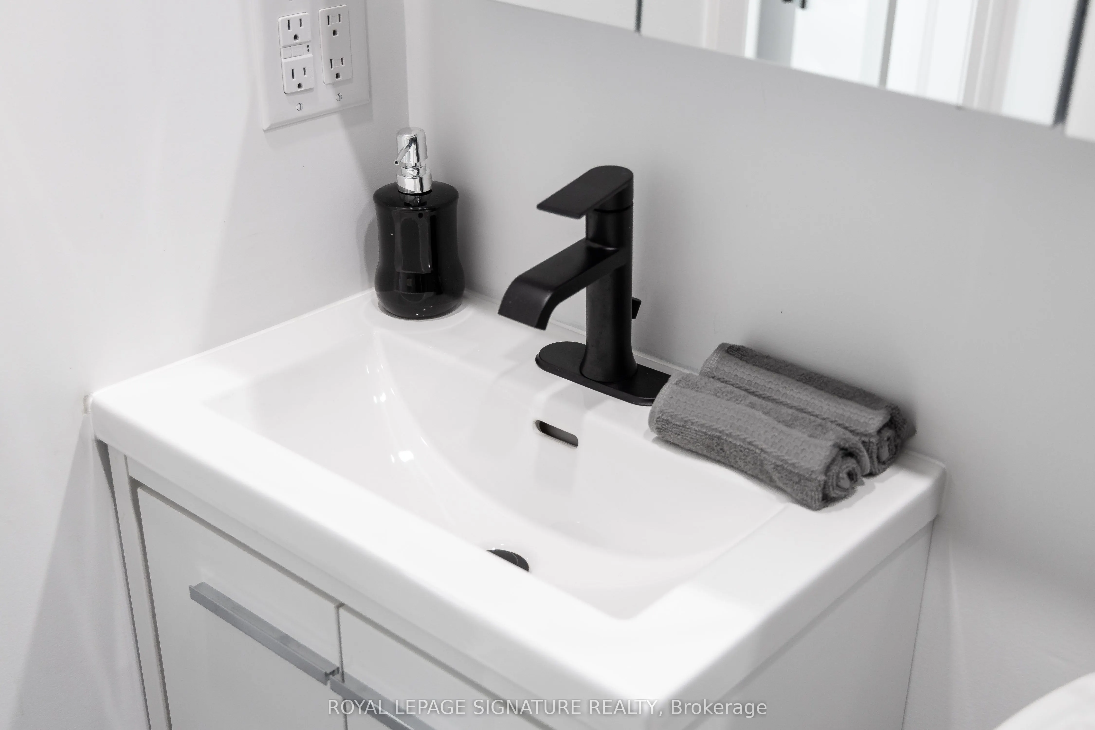 147 Lansdowne Avenue, #Main