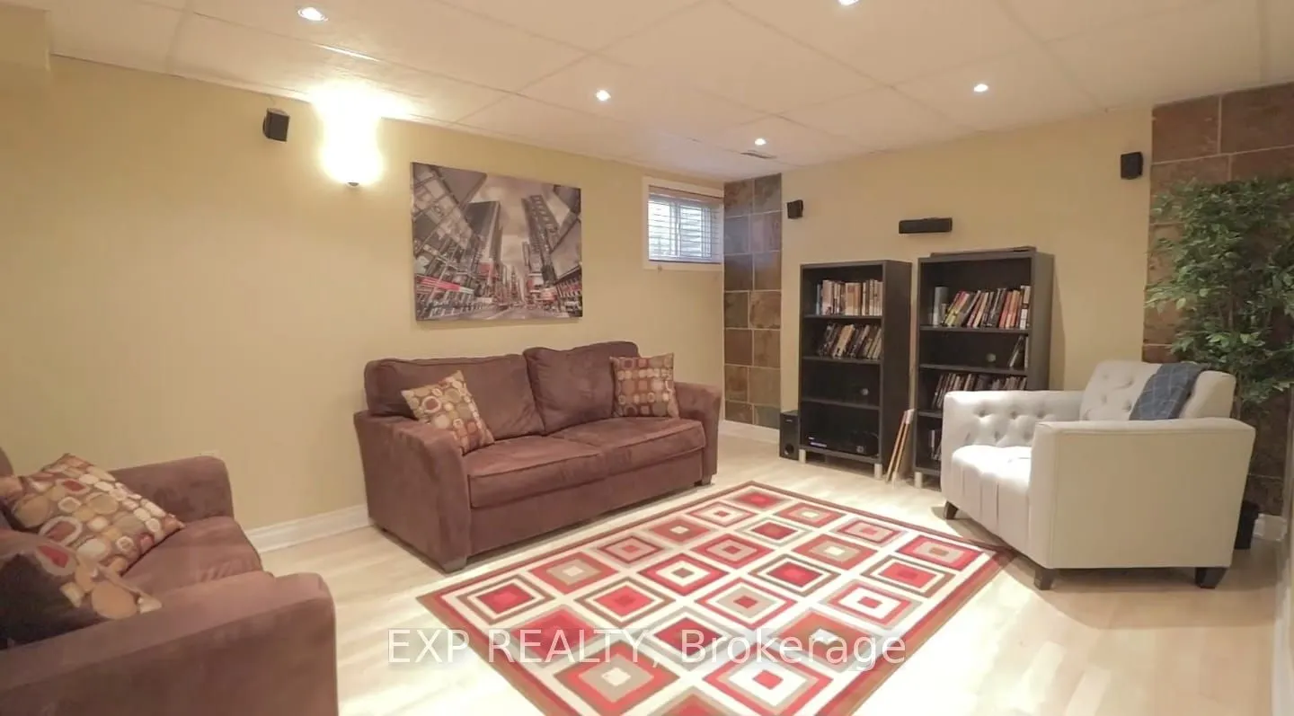 13 Foster Crescent, #13