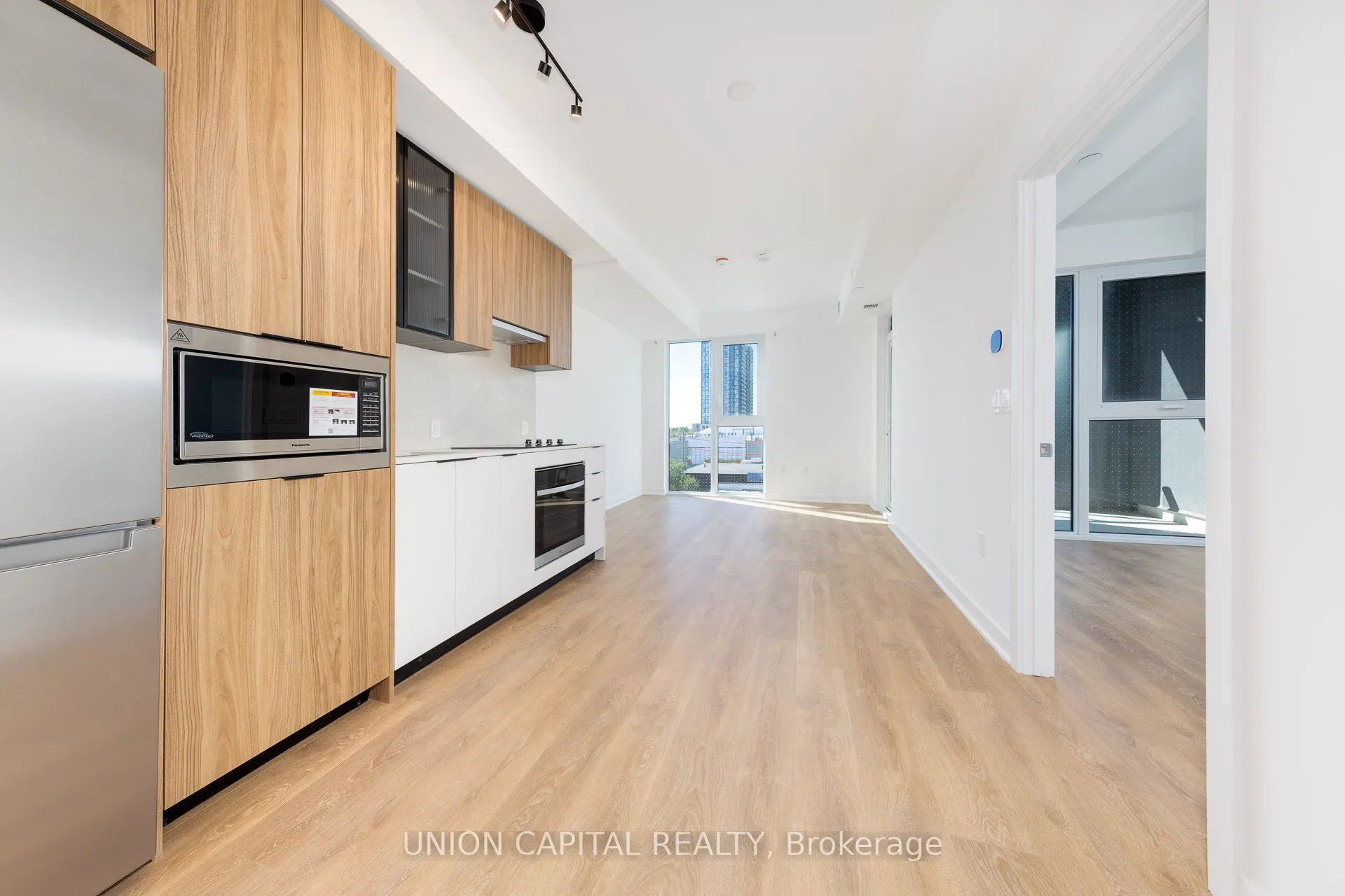 1037 THE QUEENSWAY, #314