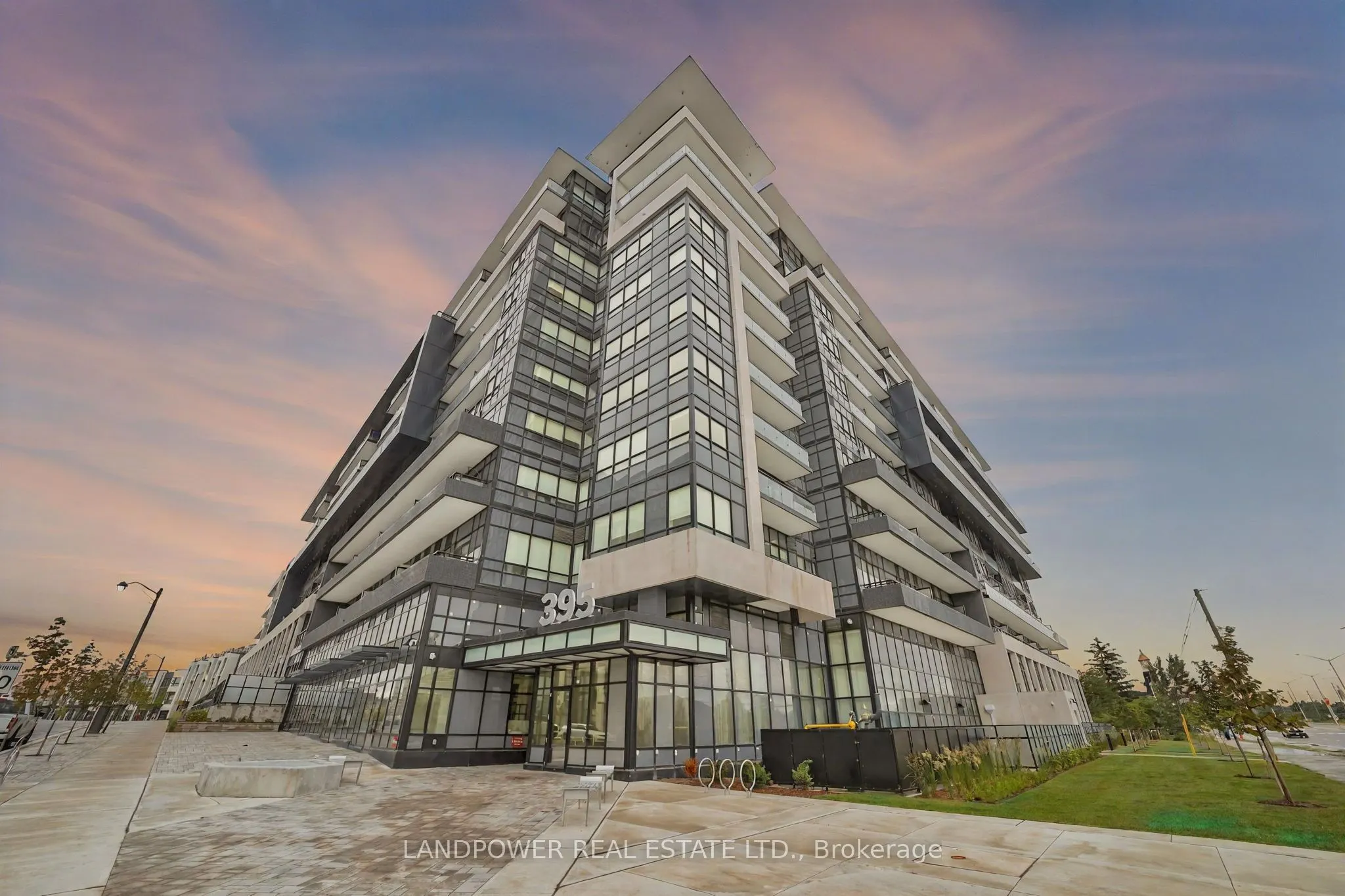 395 Dundas Street W, #829