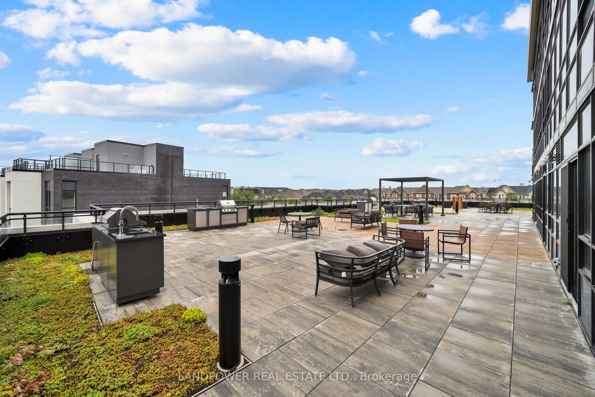 395 Dundas Street W, #829