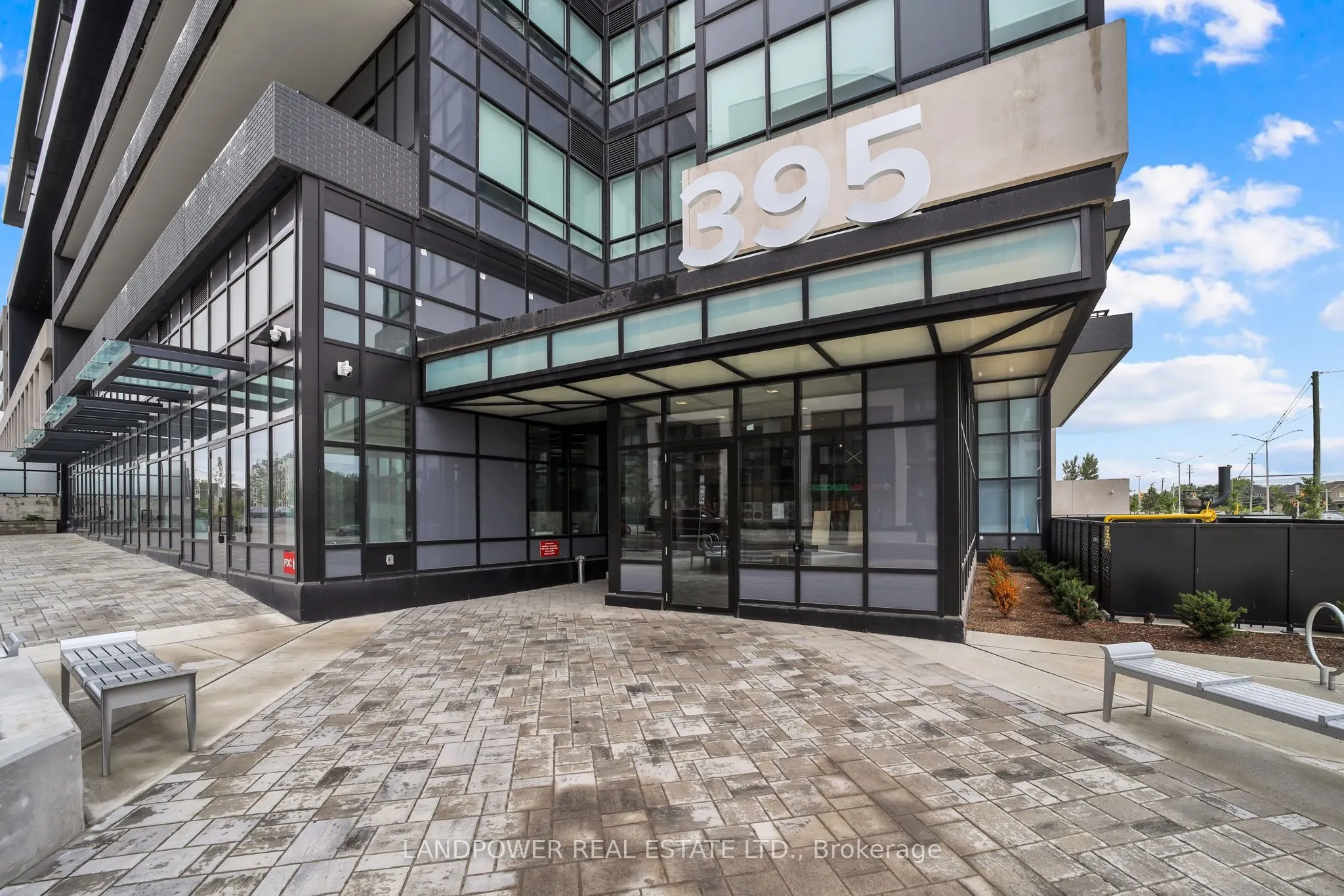 395 Dundas Street W, #829