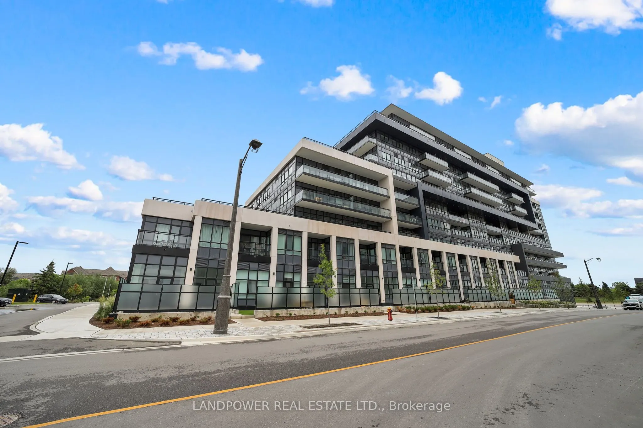 395 Dundas Street W, #829