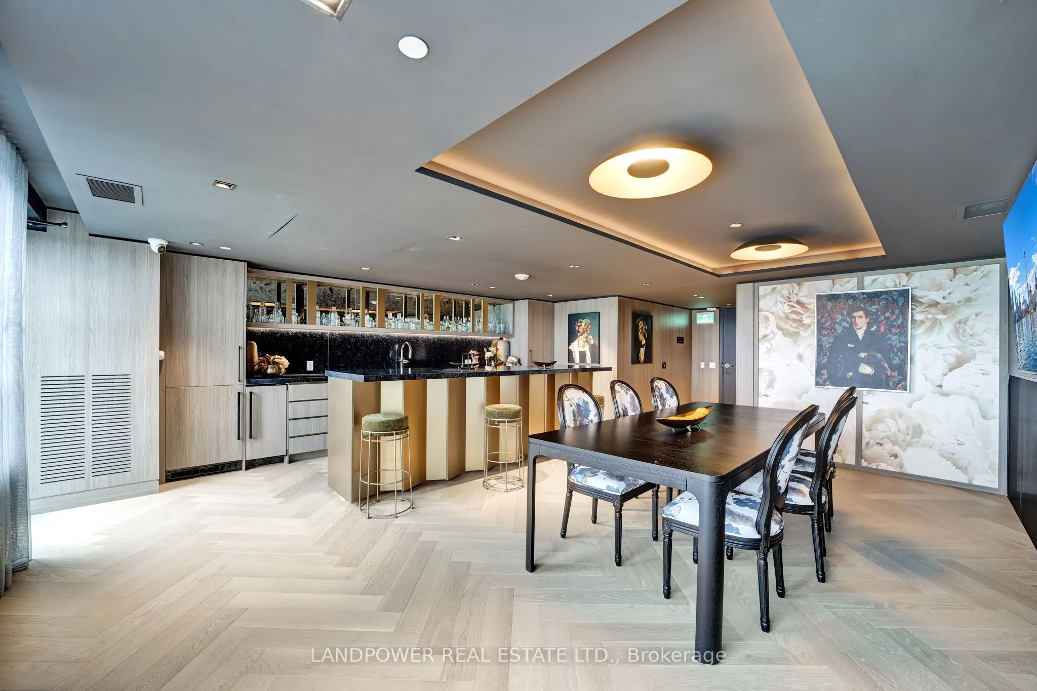 395 Dundas Street W, #829