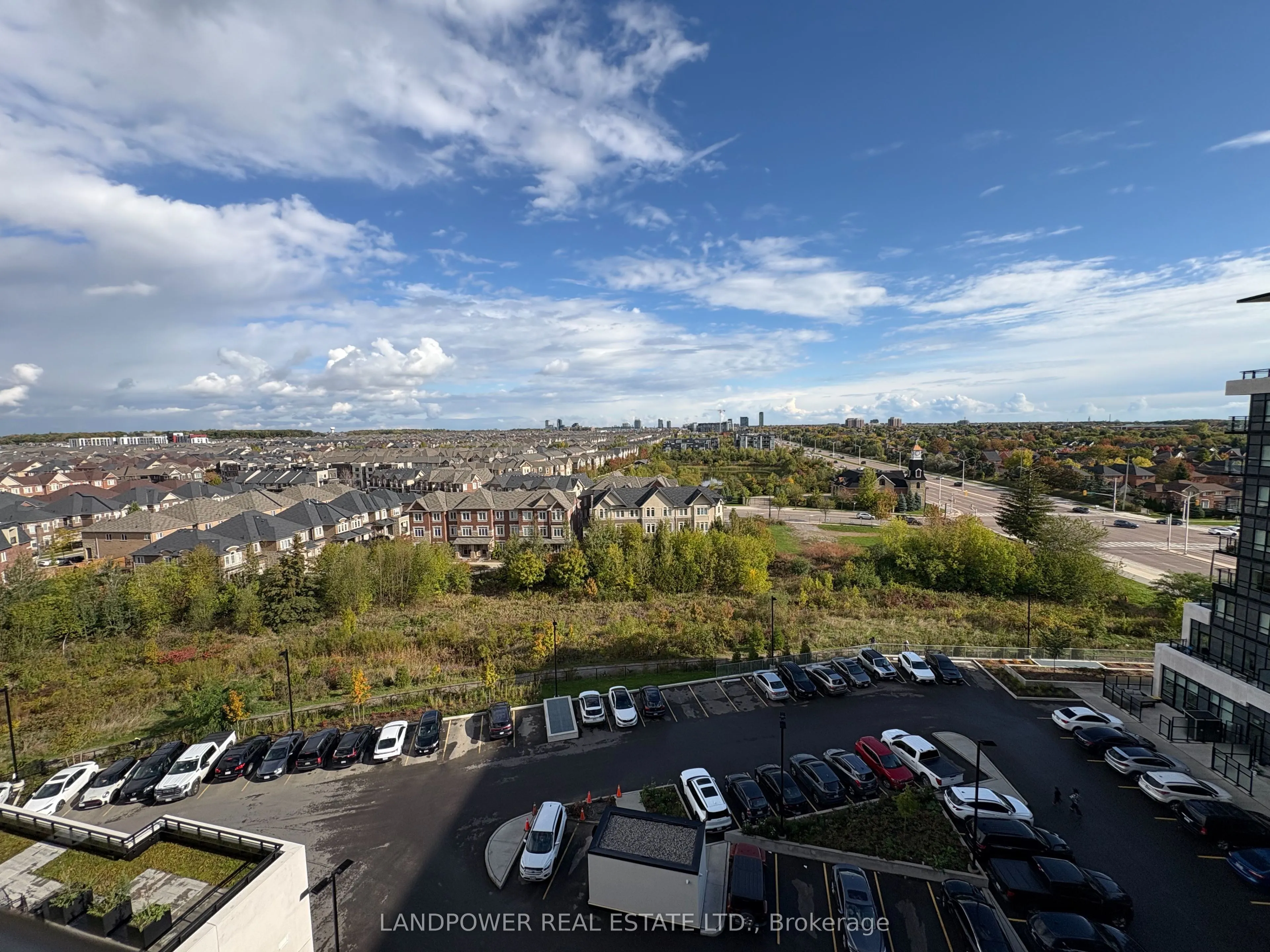 395 Dundas Street W, #829