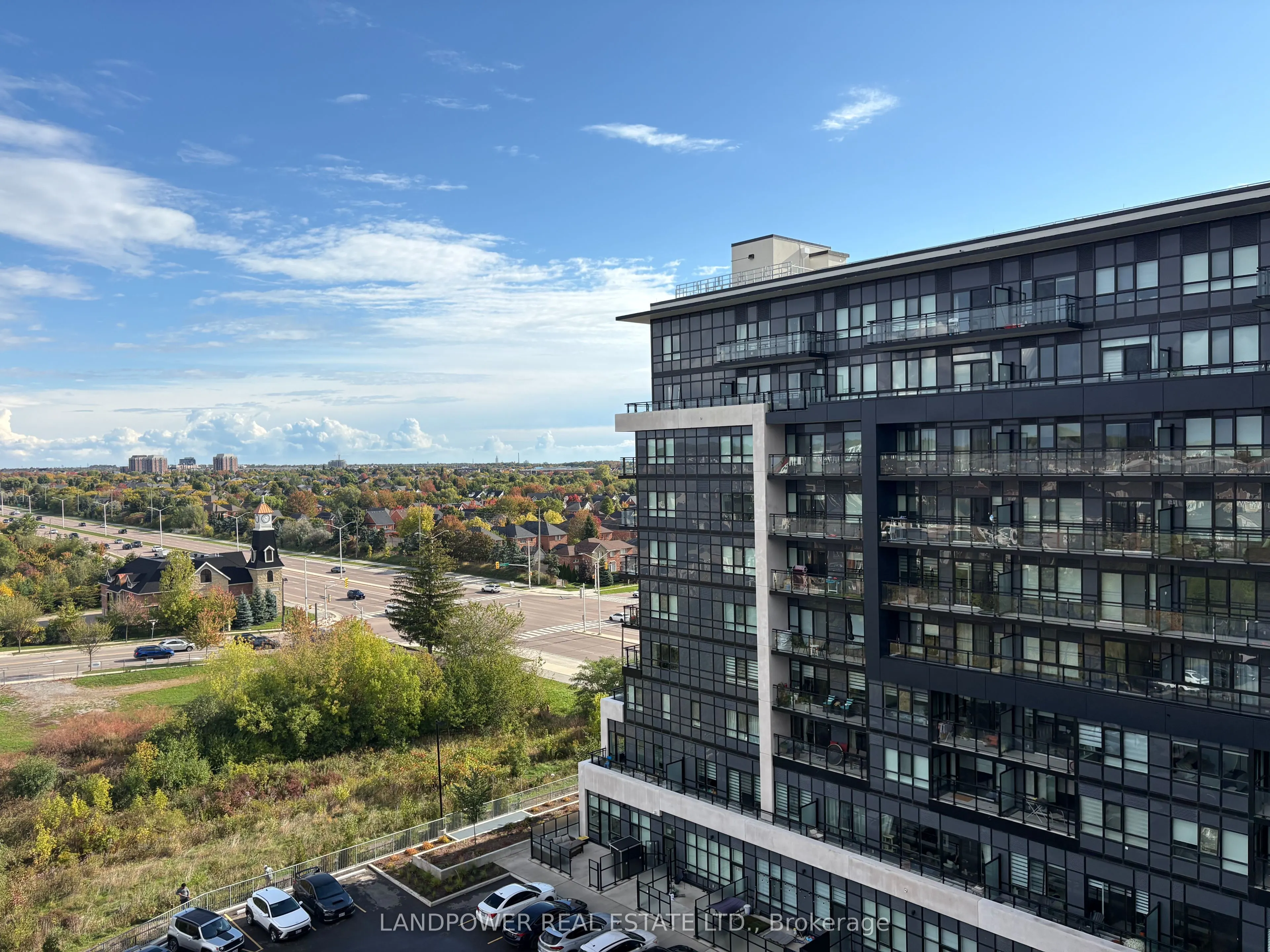 395 Dundas Street W, #829