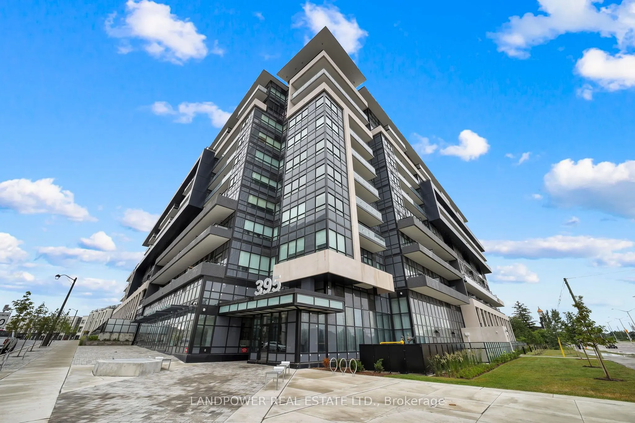 395 Dundas Street W, #829