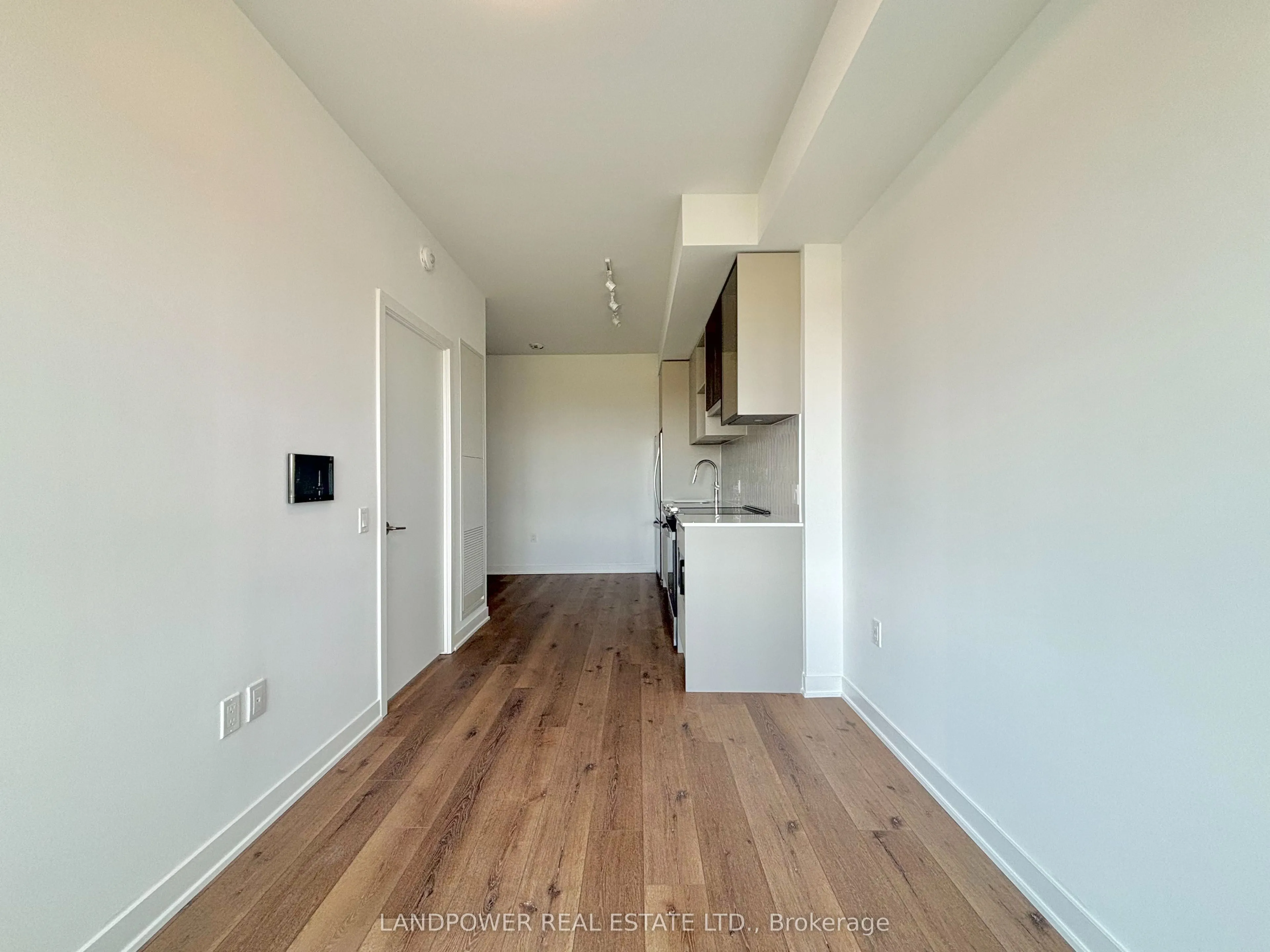 395 Dundas Street W, #829
