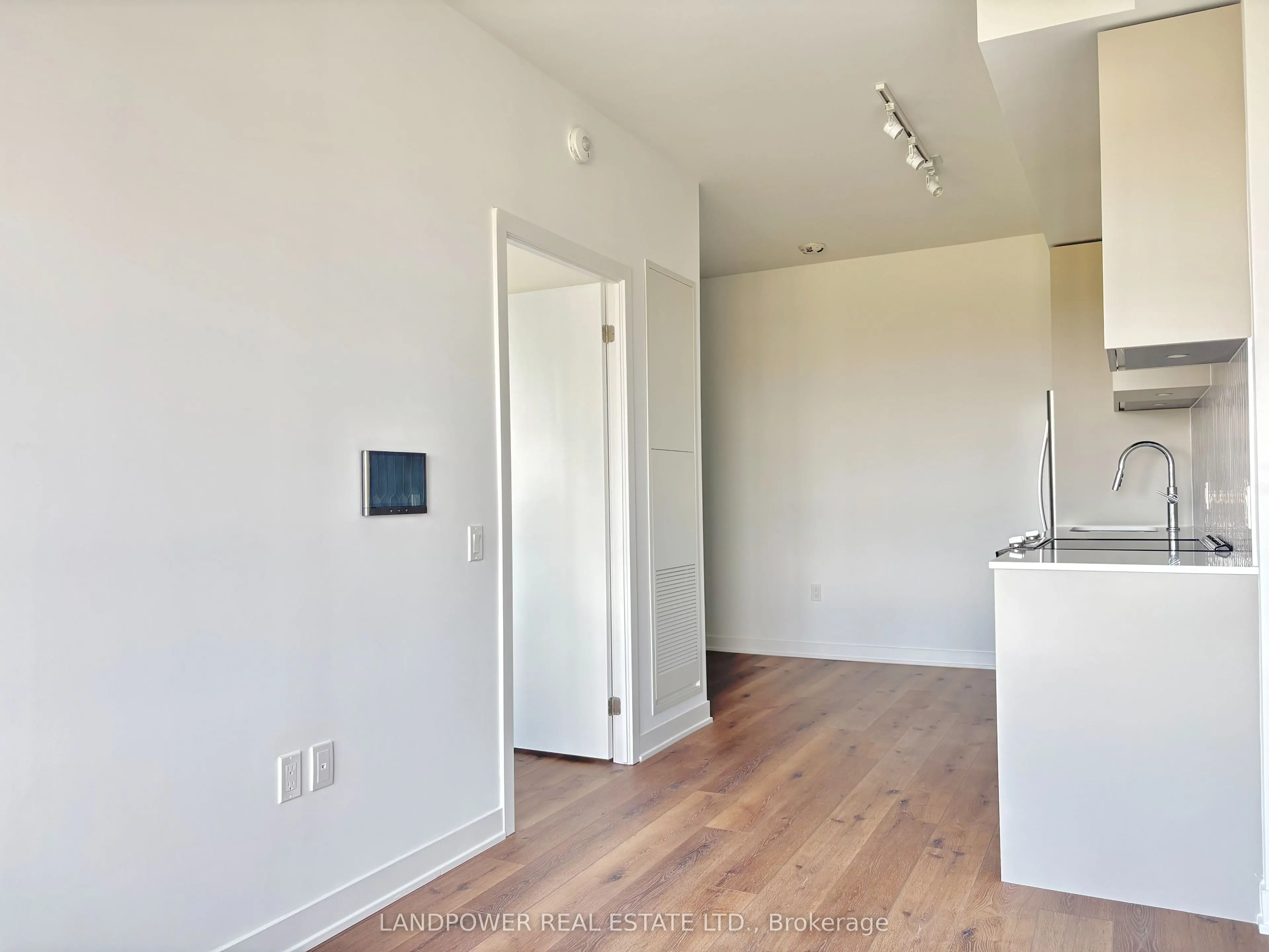 395 Dundas Street W, #829