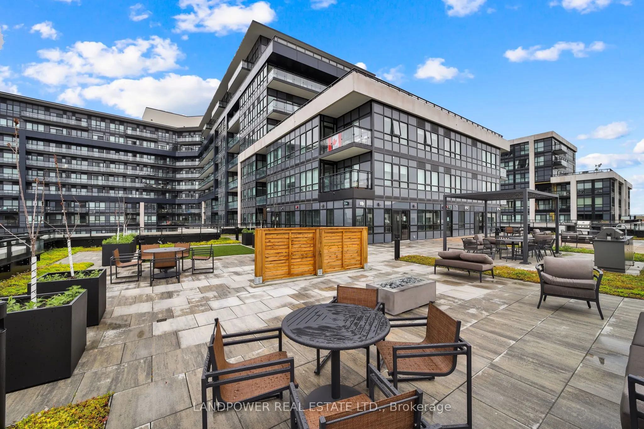 395 Dundas Street W, #829