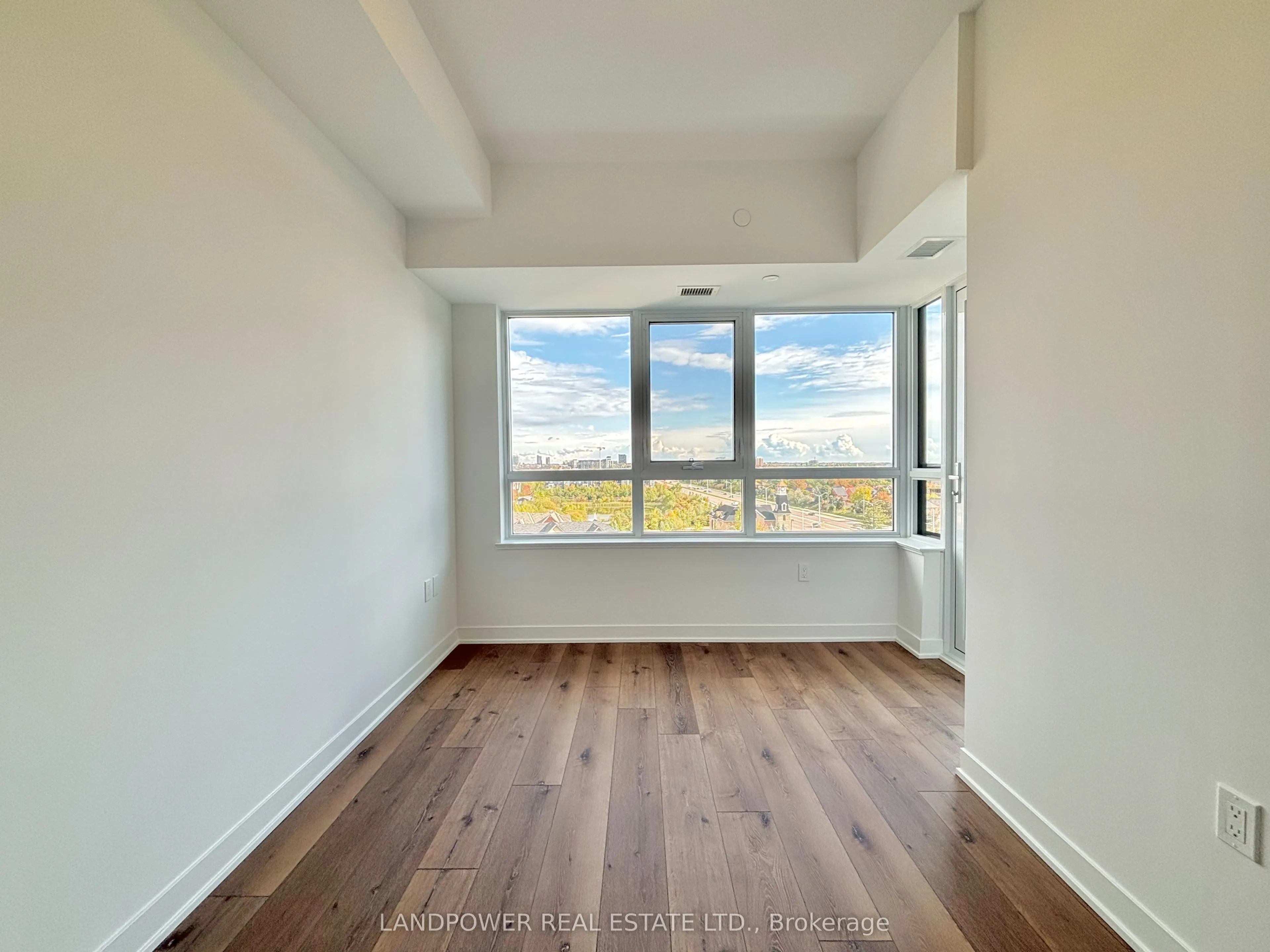 395 Dundas Street W, #829