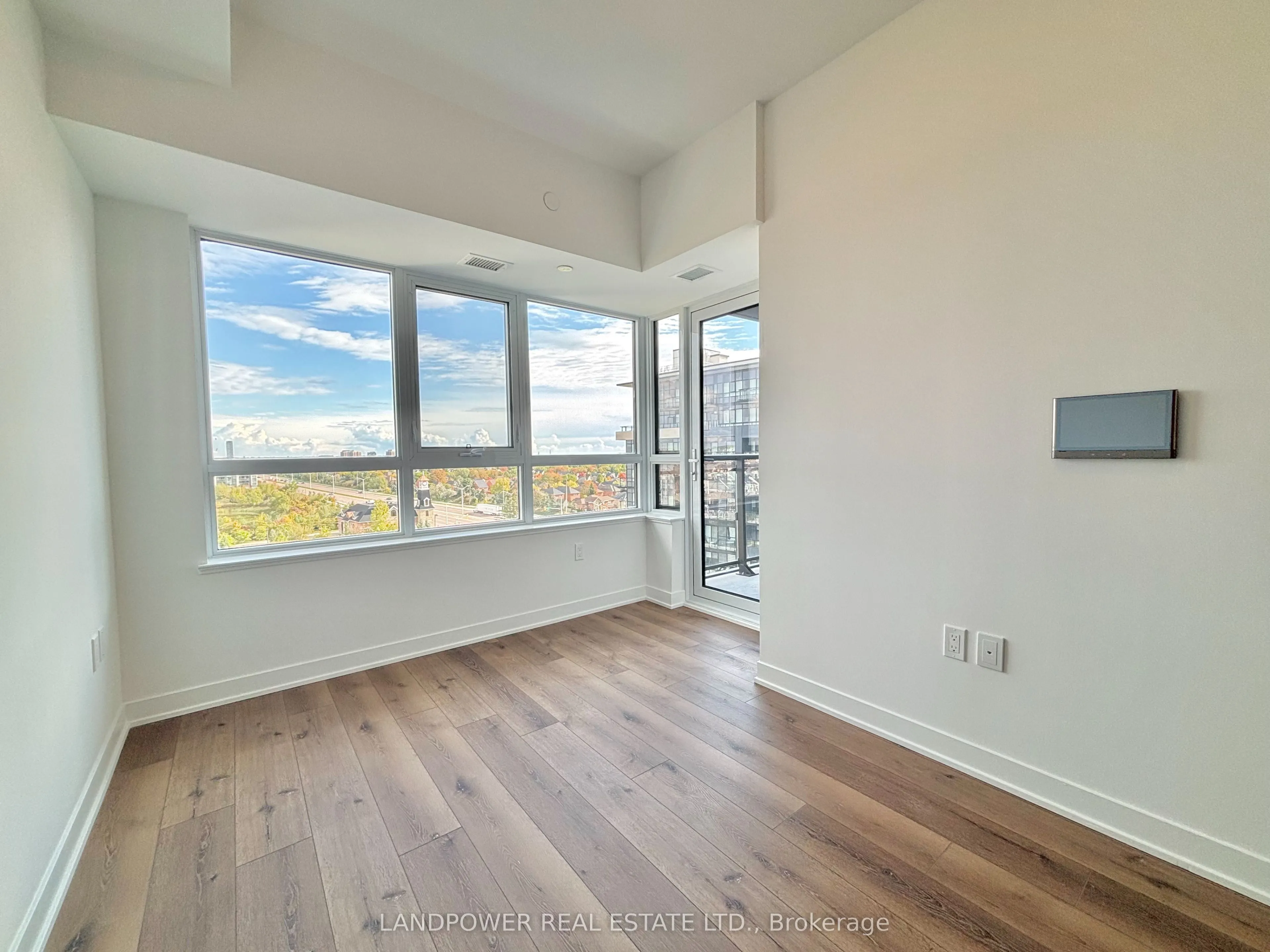 395 Dundas Street W, #829