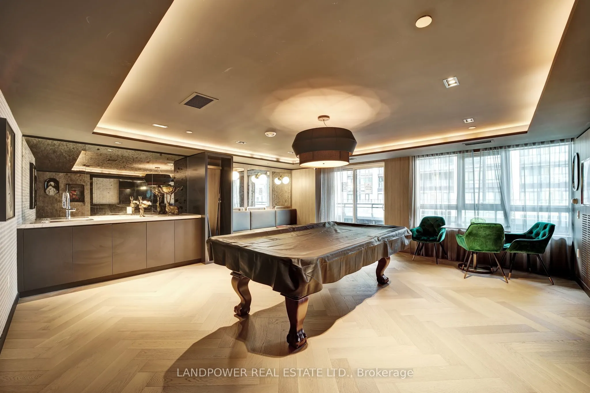 395 Dundas Street W, #829