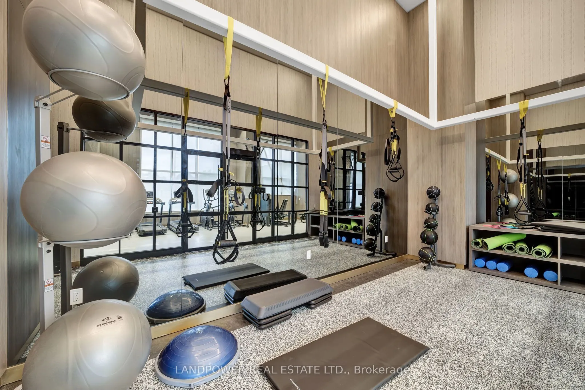 395 Dundas Street W, #829
