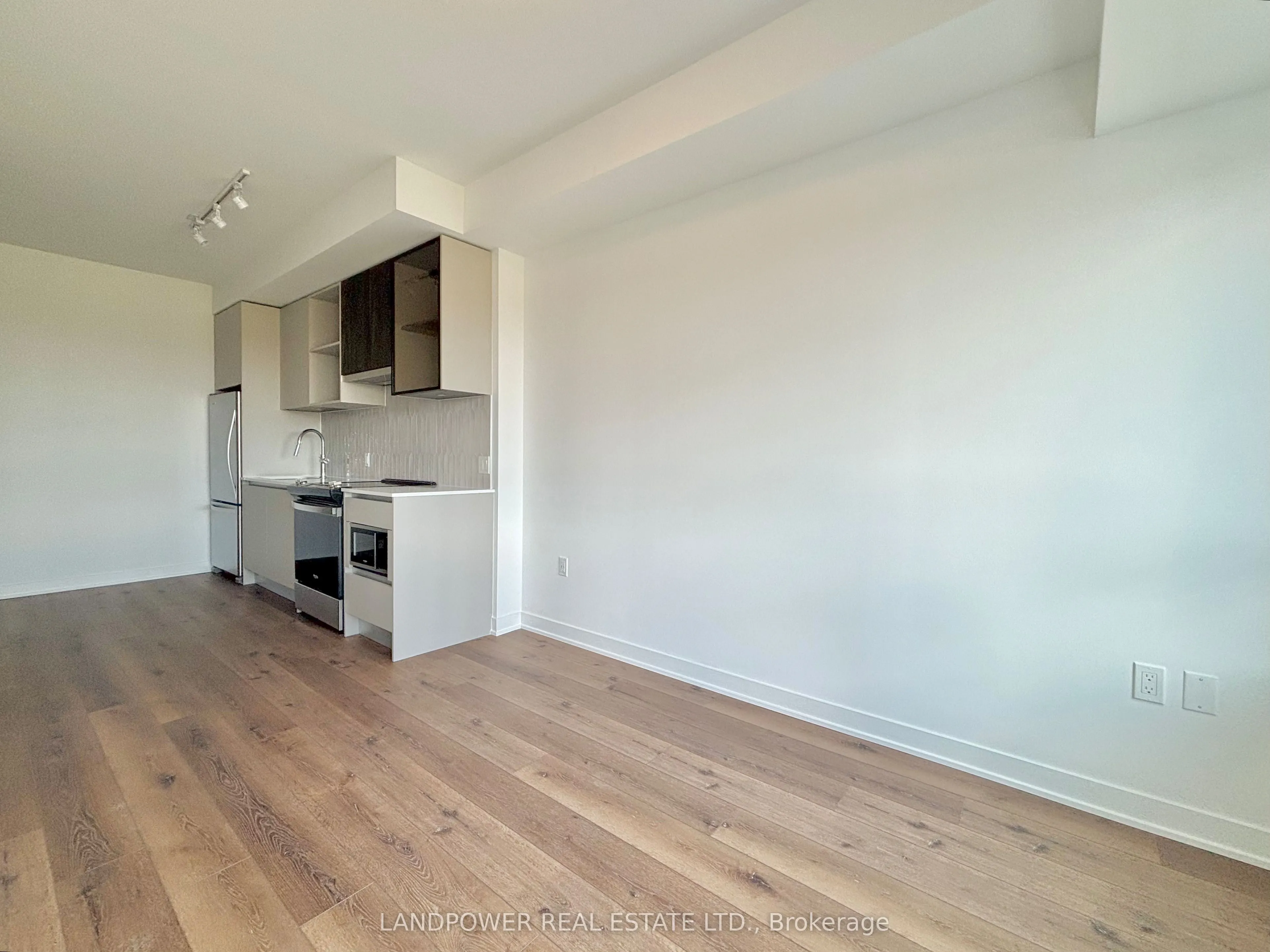 395 Dundas Street W, #829