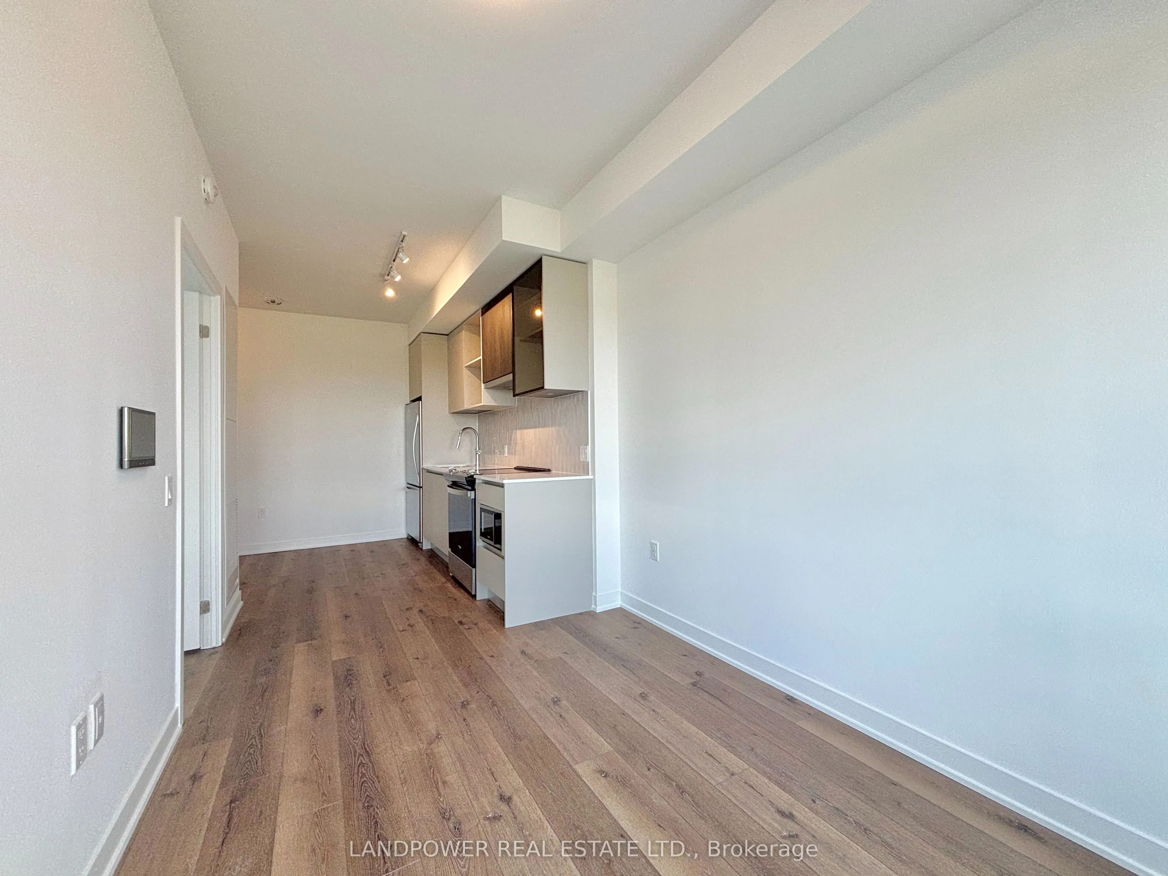 395 Dundas Street W, #829