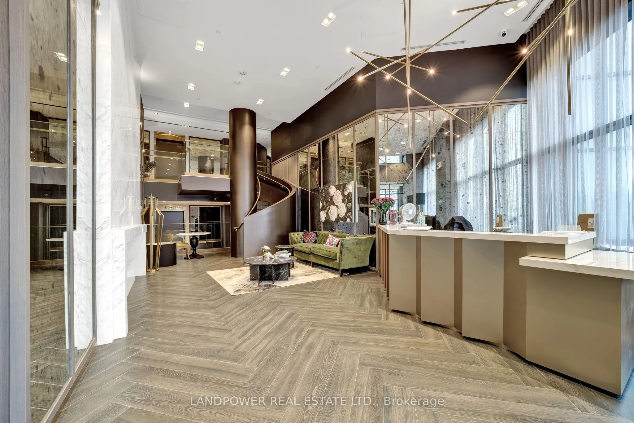395 Dundas Street W, #829