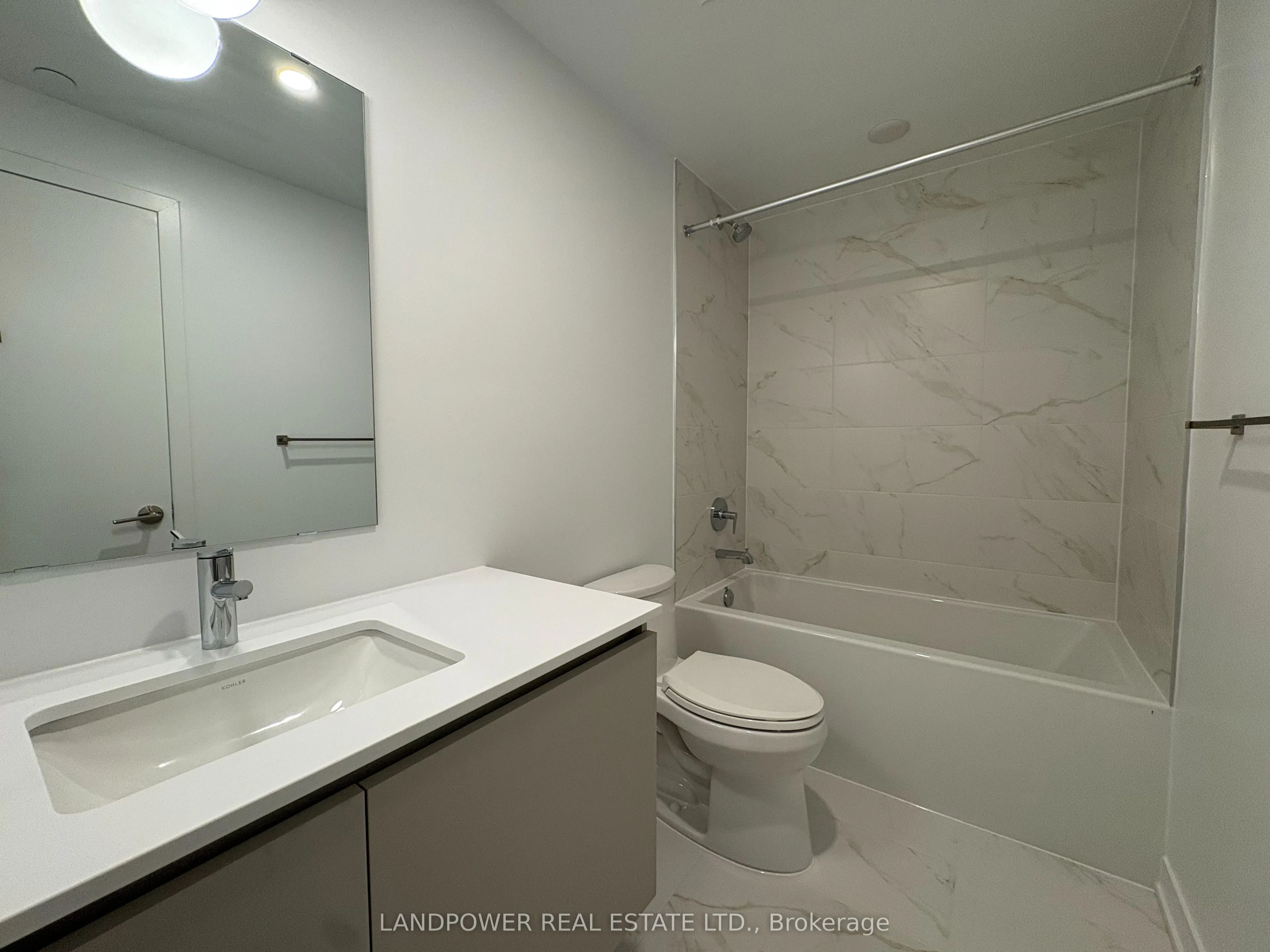 395 Dundas Street W, #829