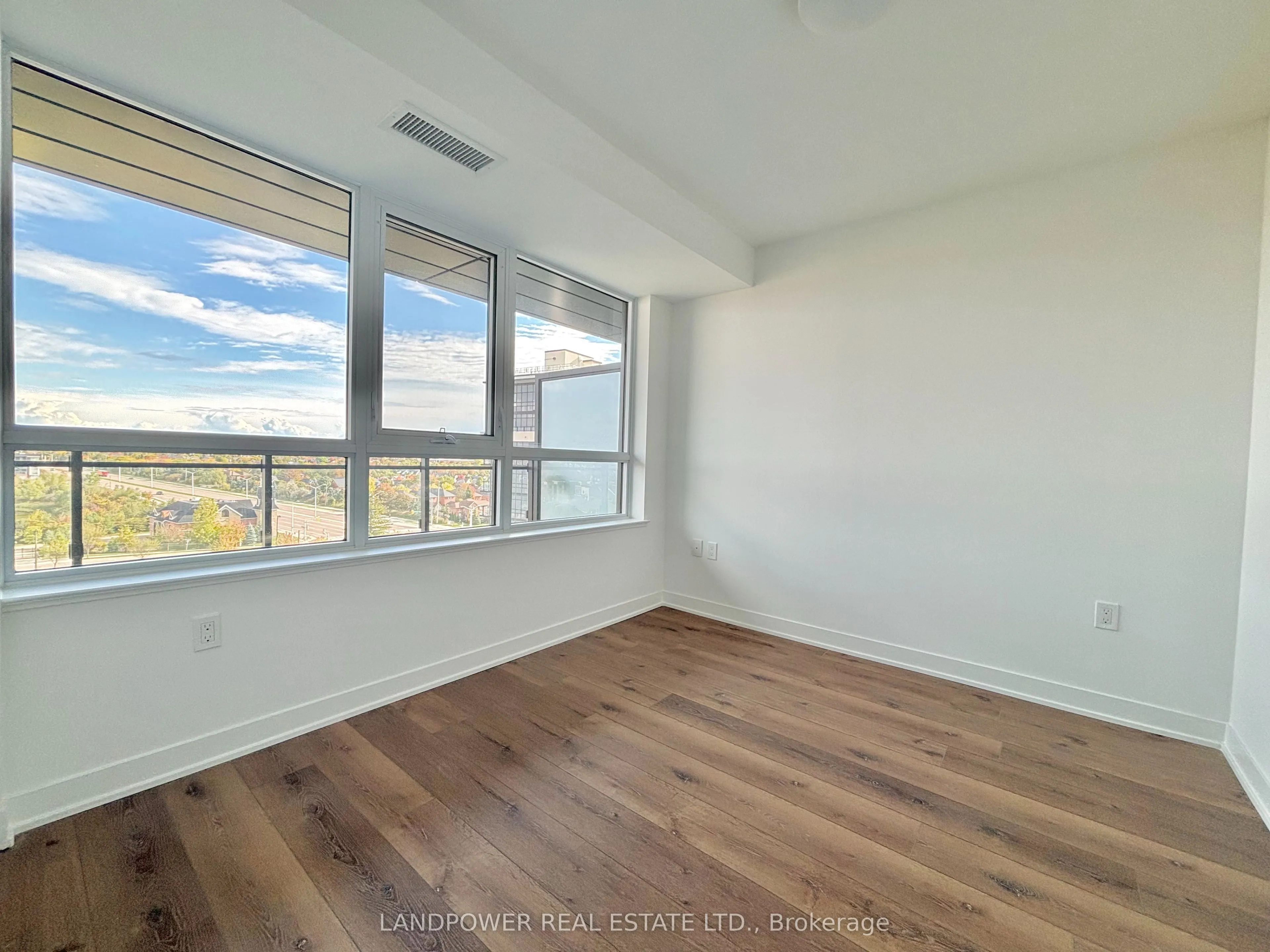 395 Dundas Street W, #829