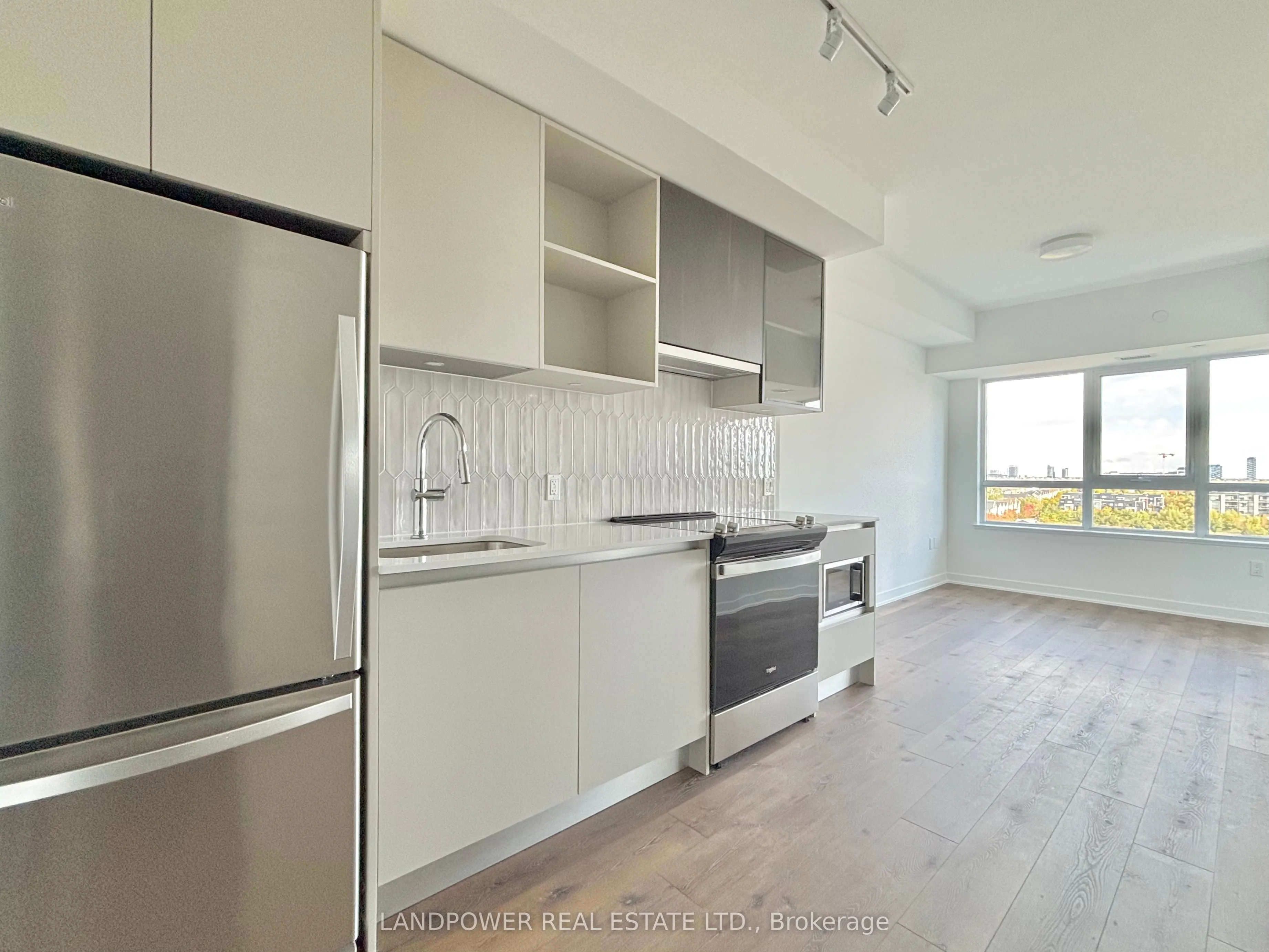 395 Dundas Street W, #829