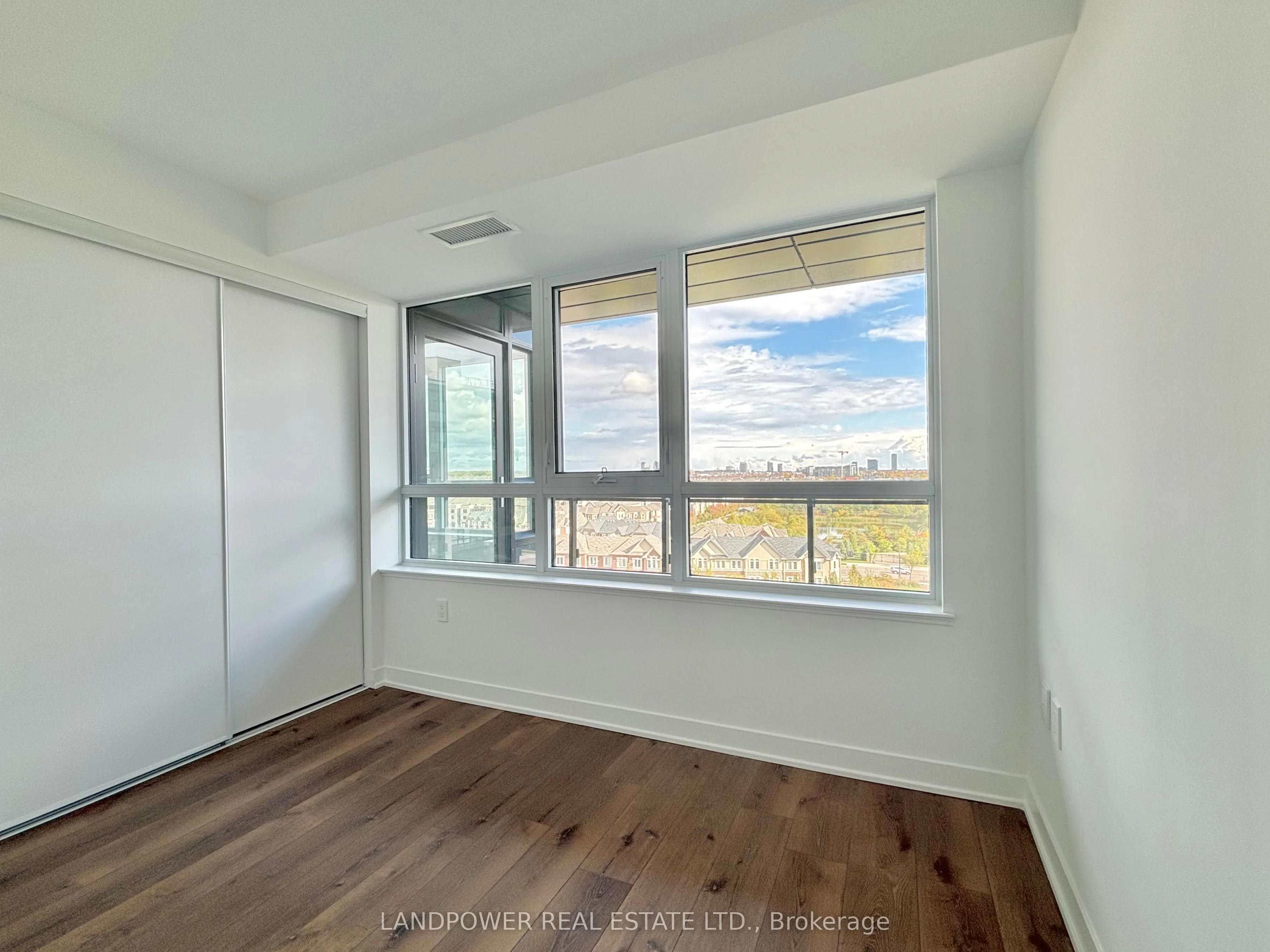 395 Dundas Street W, #829