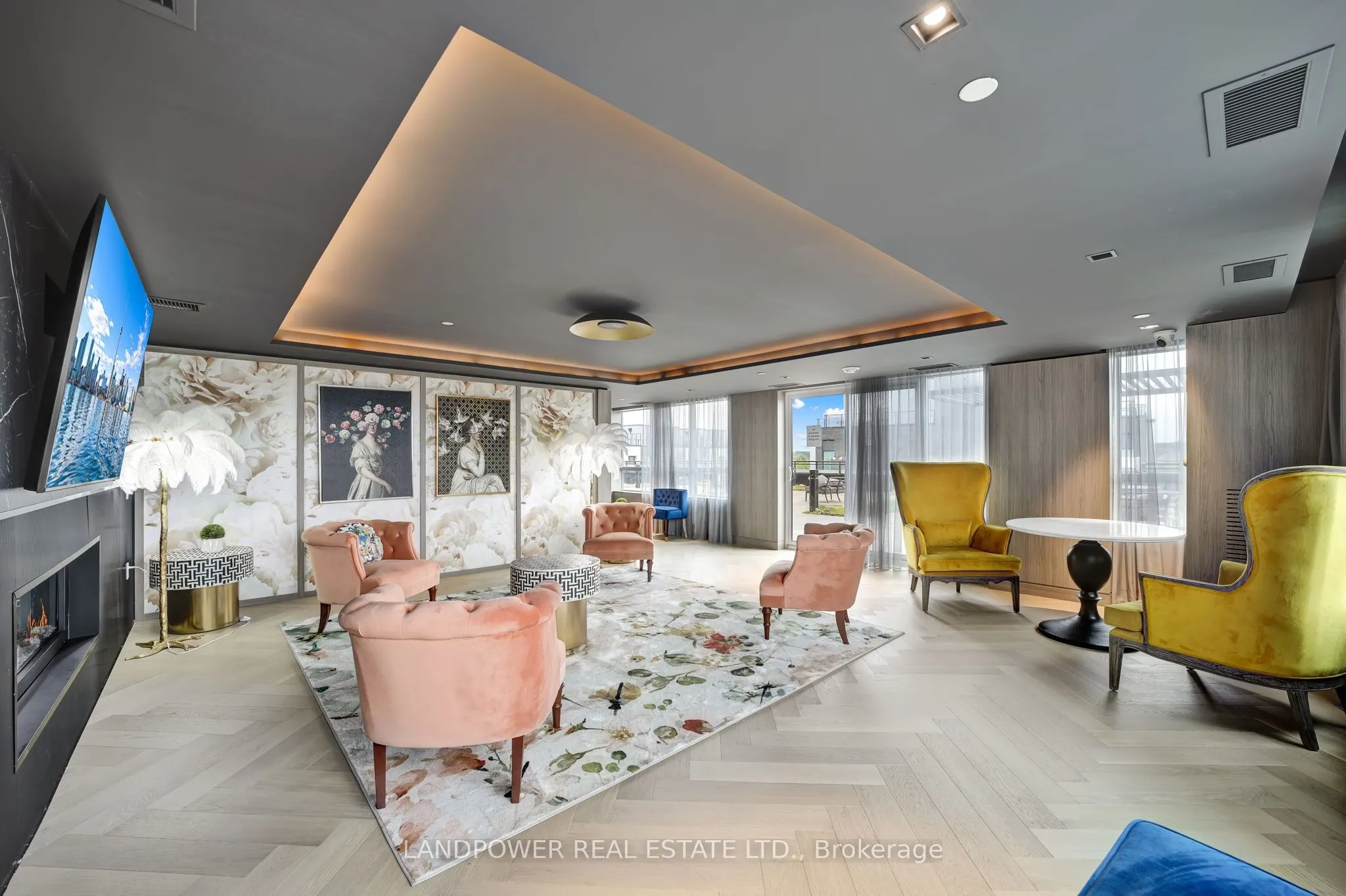 395 Dundas Street W, #829