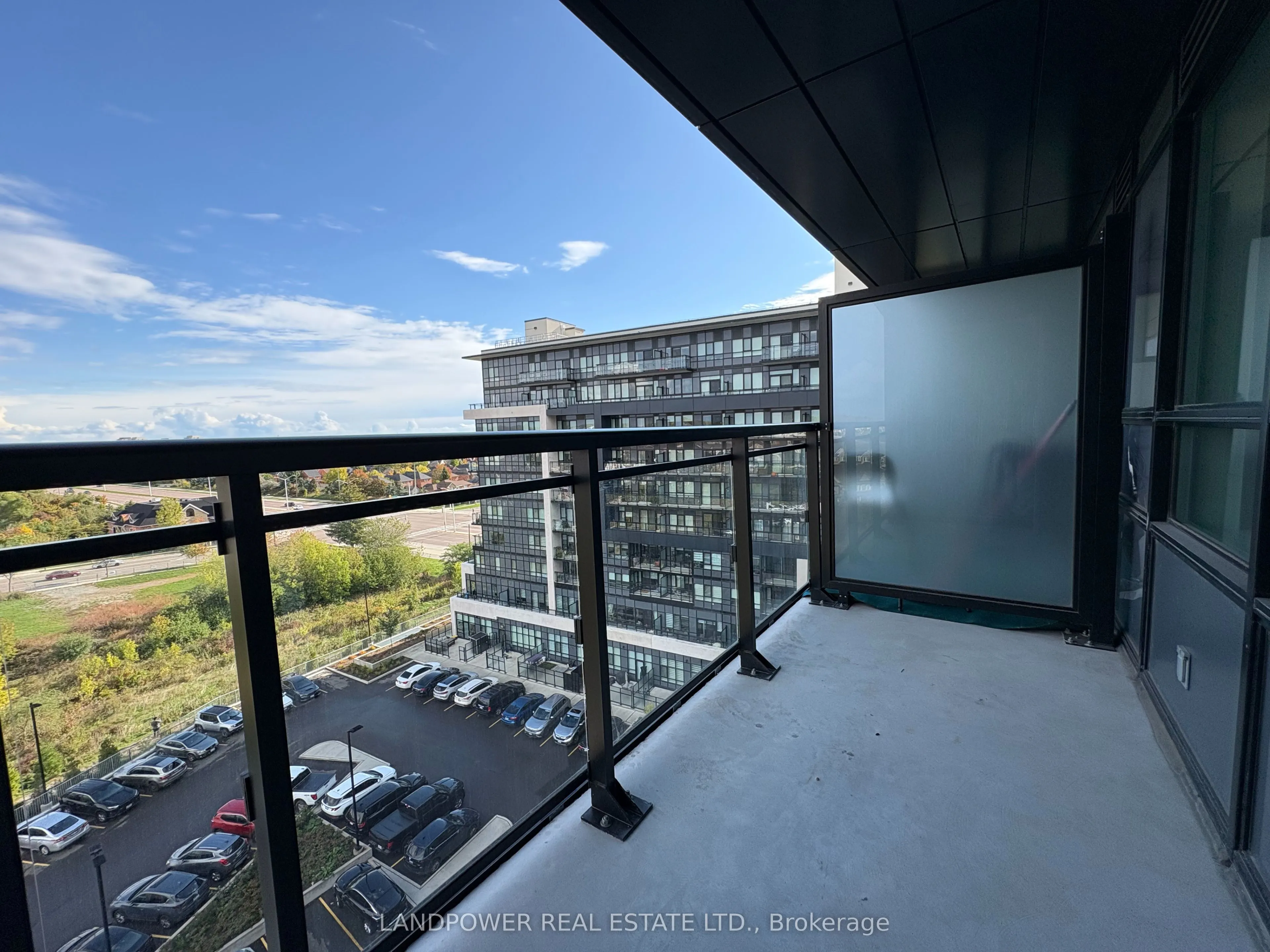 395 Dundas Street W, #829