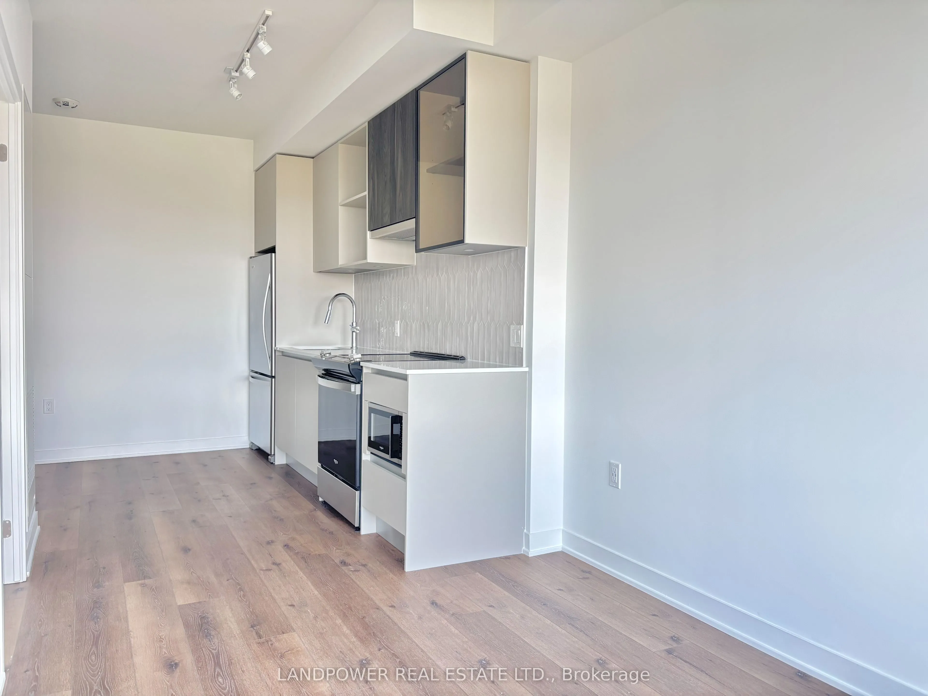 395 Dundas Street W, #829