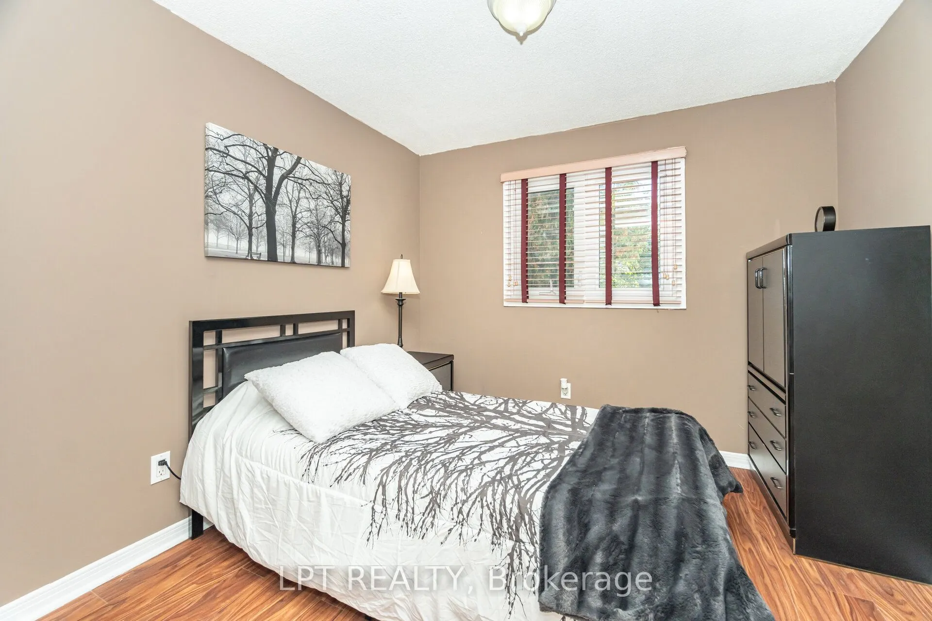 27 Woodsview Avenue