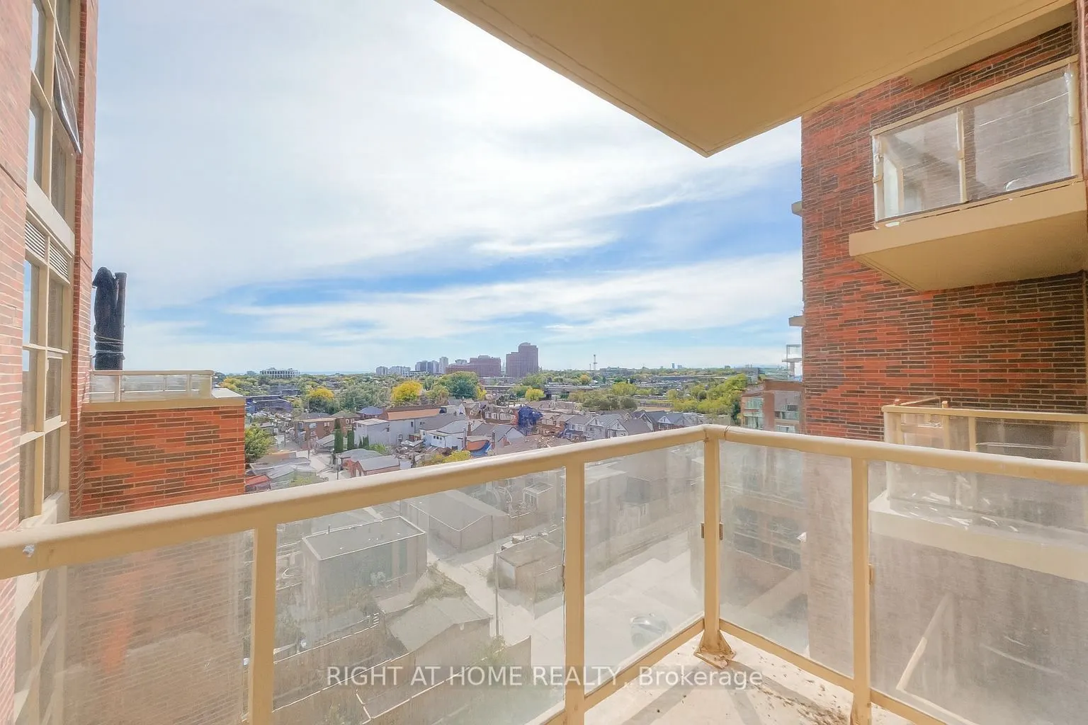 1787 St Clair Avenue W, #821