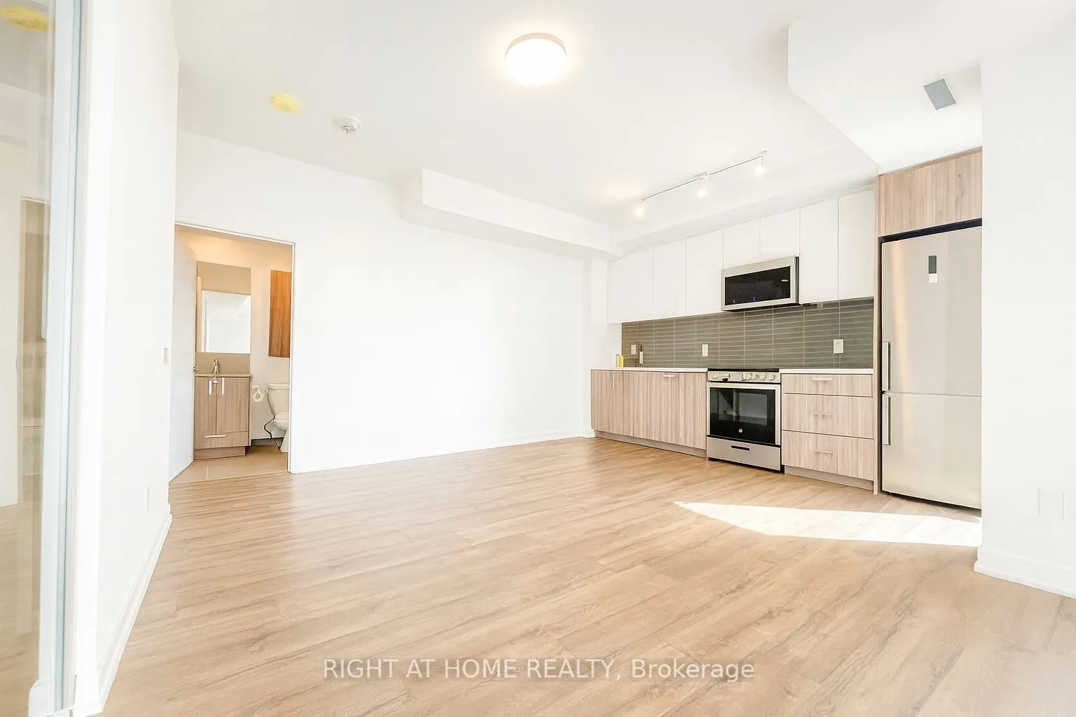 1787 St Clair Avenue W, #821