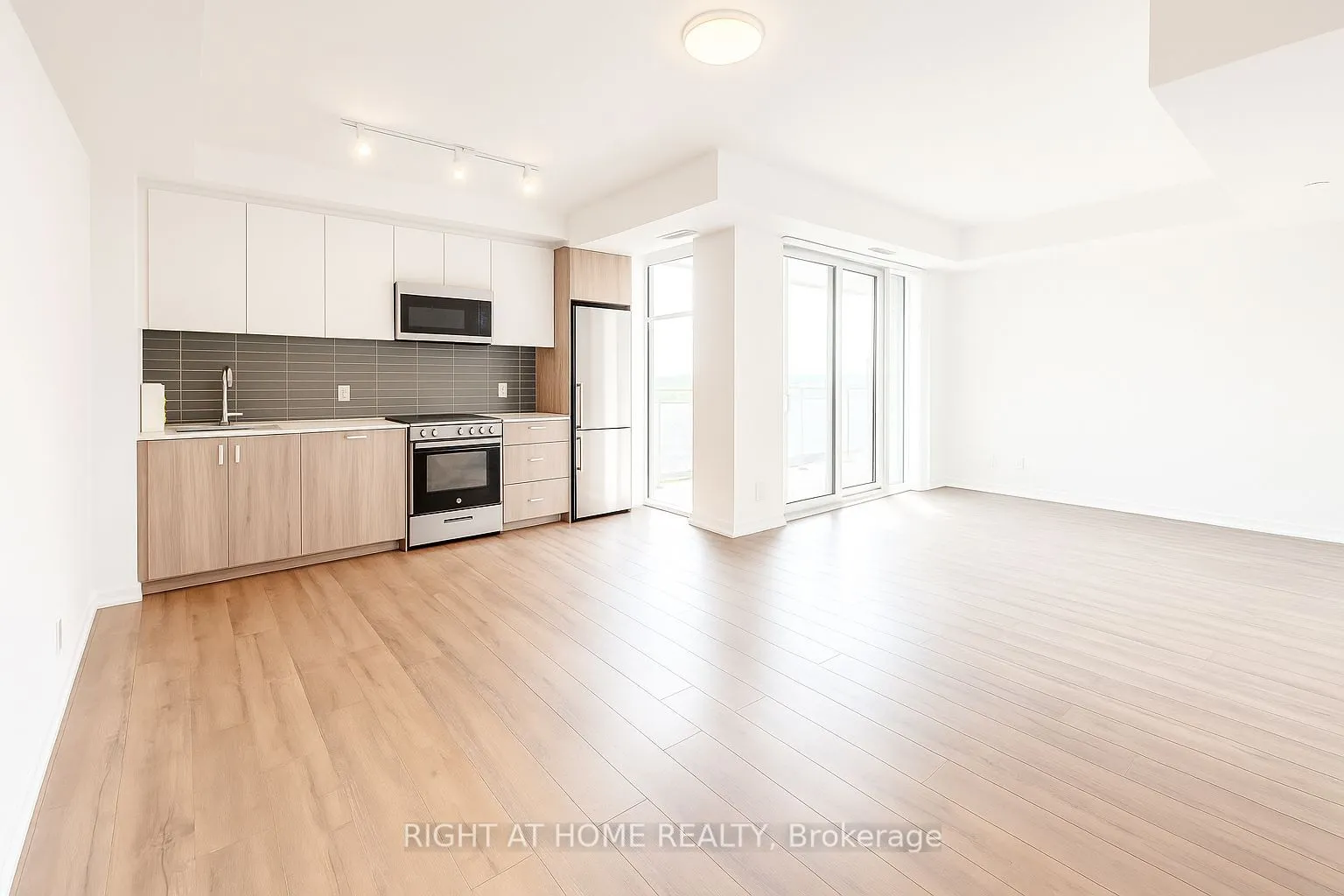 1787 St Clair Avenue W, #821