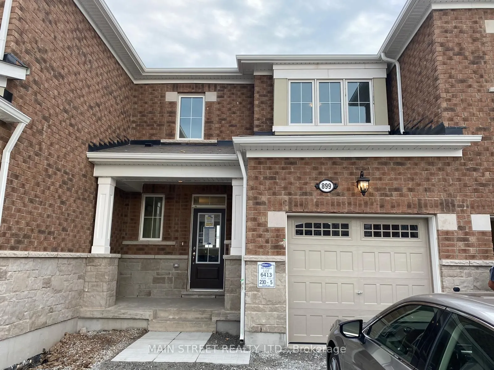 899 Ash Gate