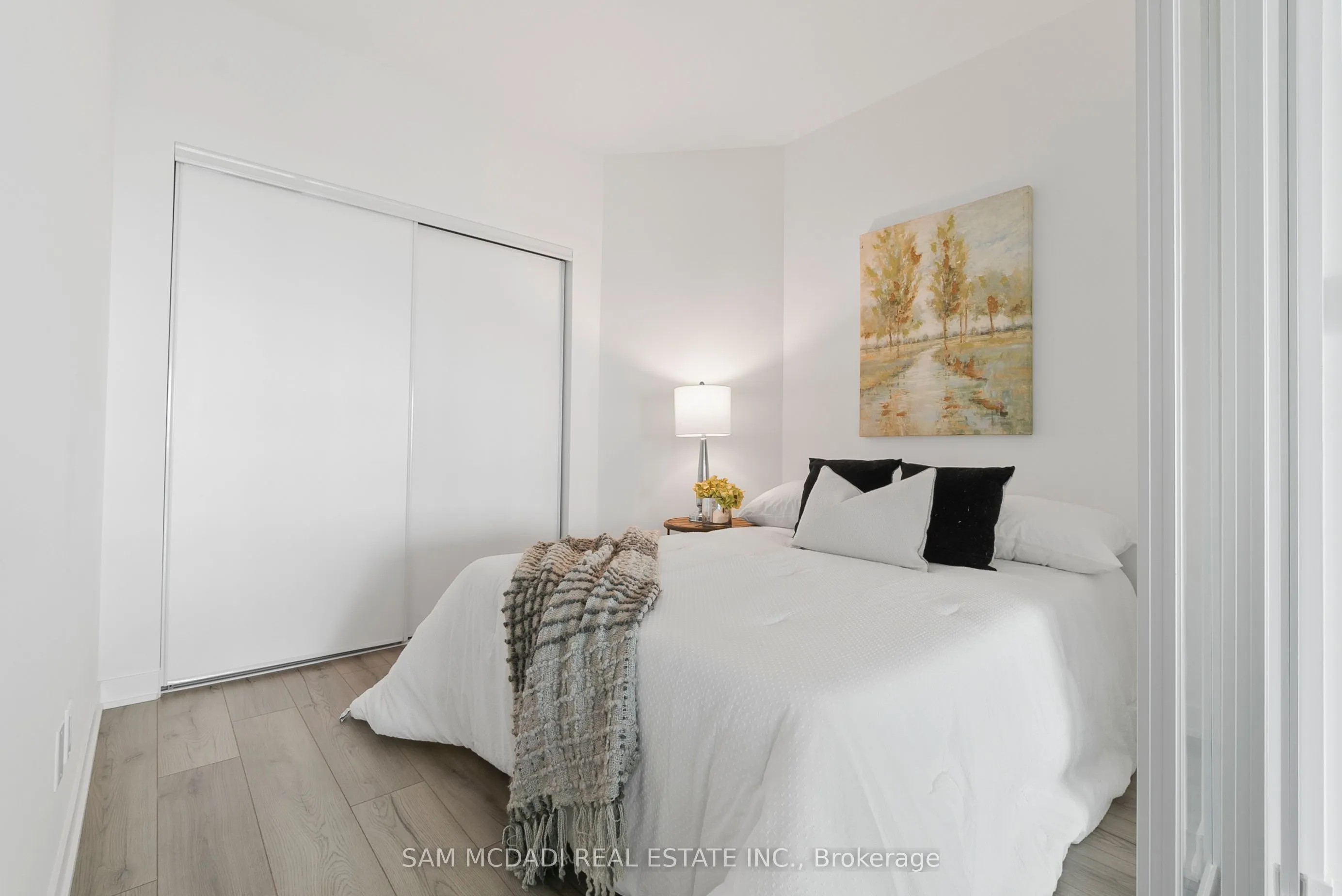 405 Dundas Street W, #722