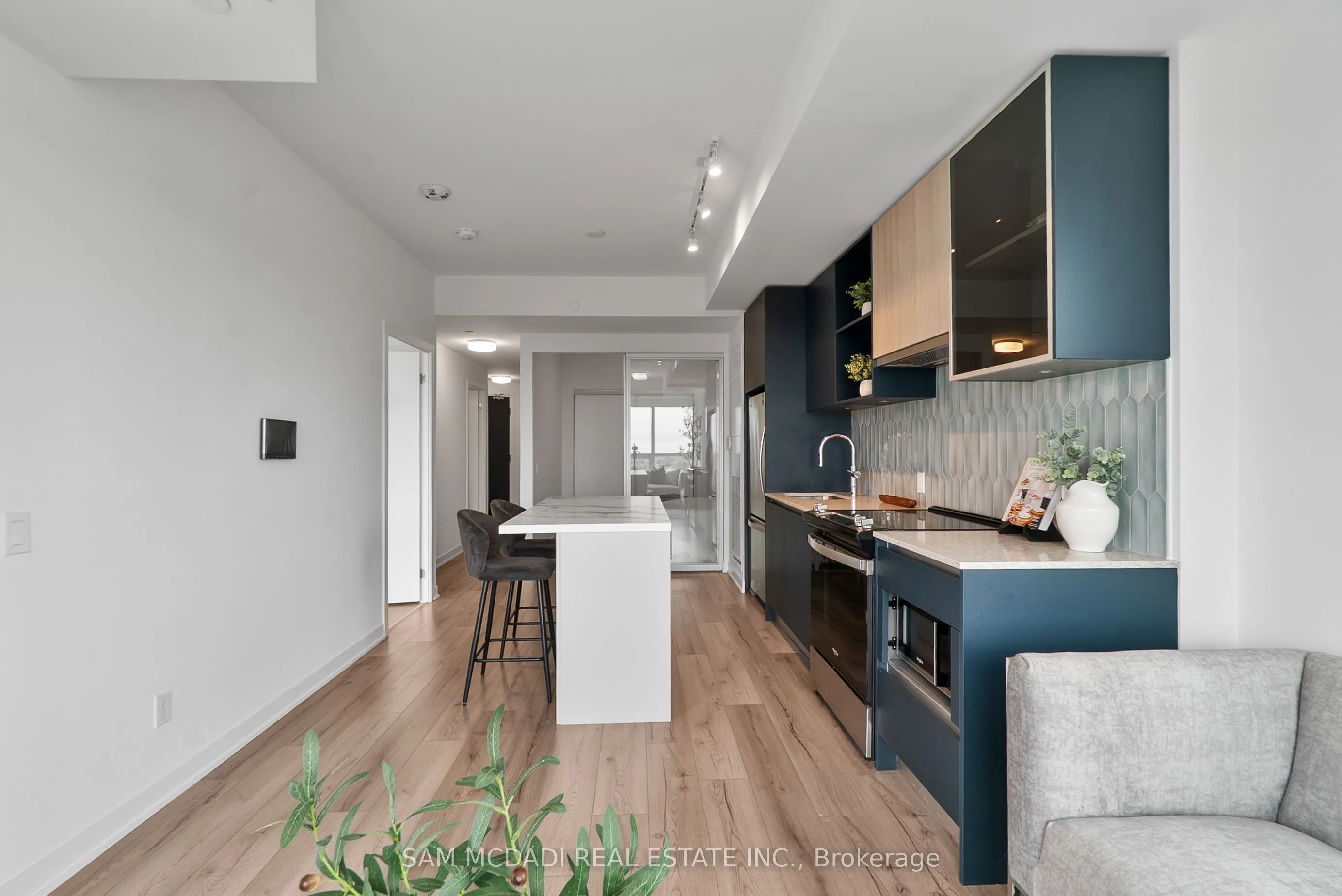 405 Dundas Street W, #722