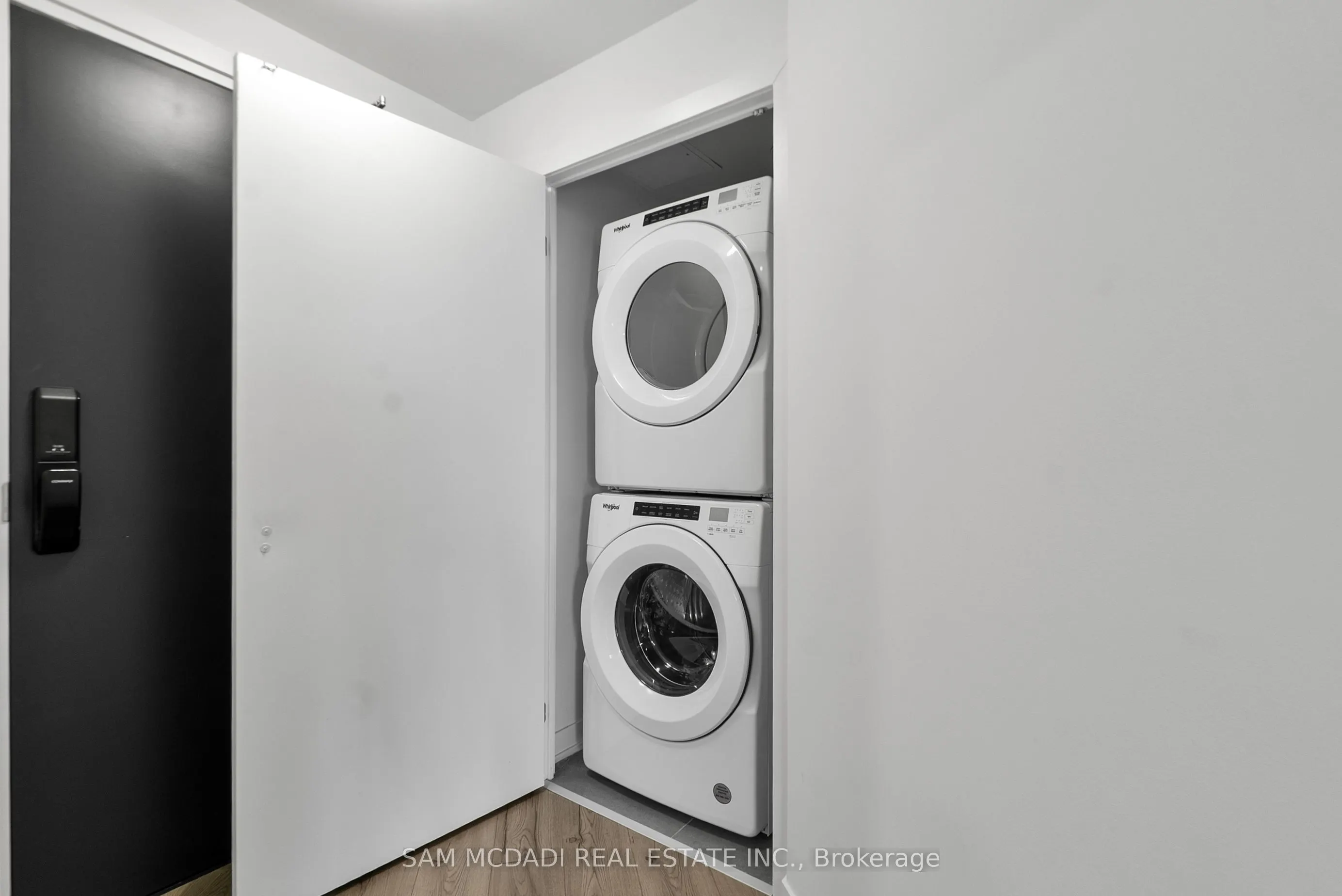 405 Dundas Street W, #722