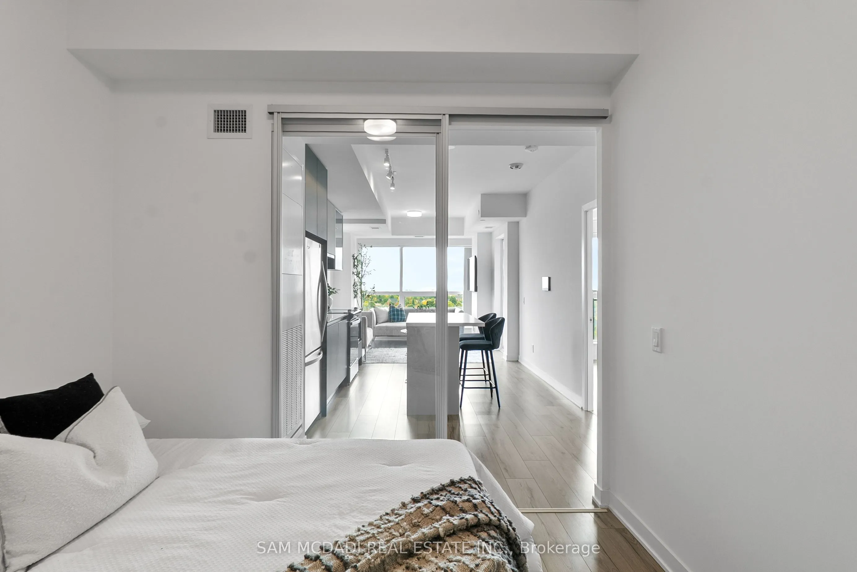 405 Dundas Street W, #722