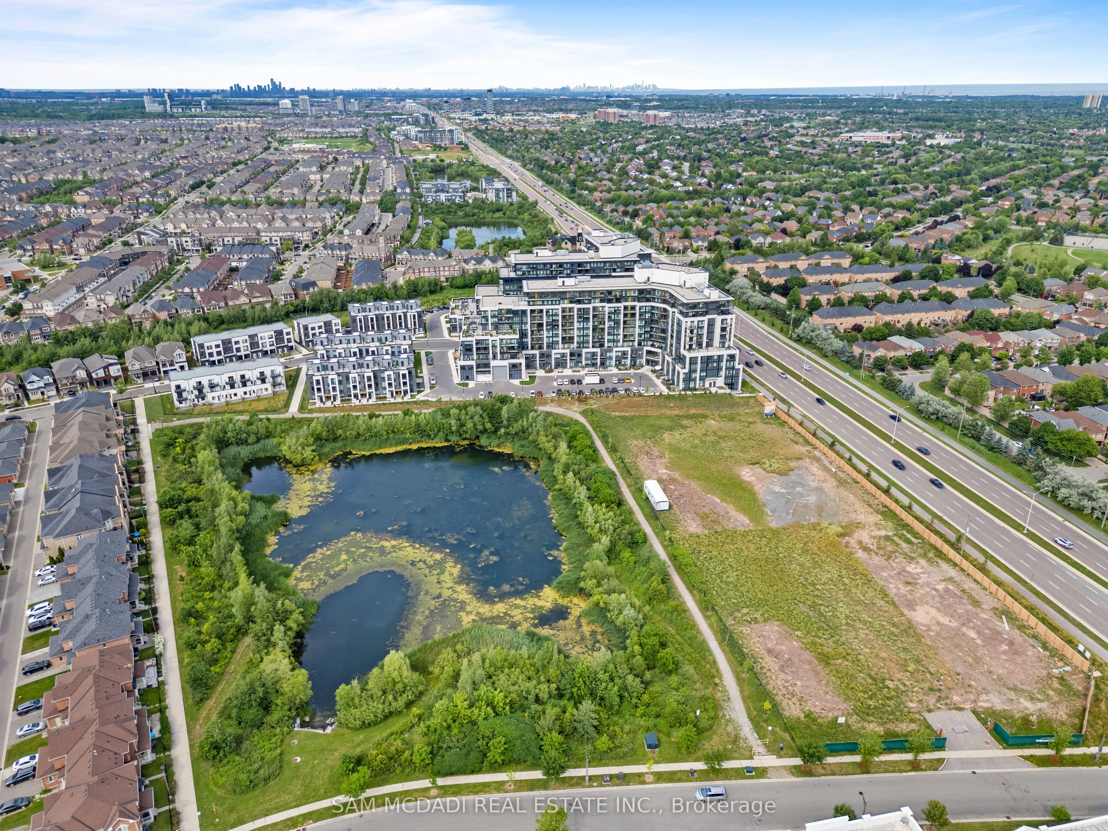 405 Dundas Street W, #722