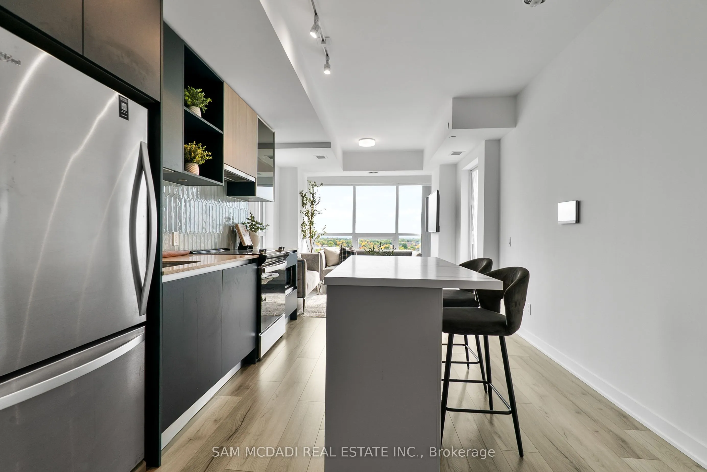 405 Dundas Street W, #722