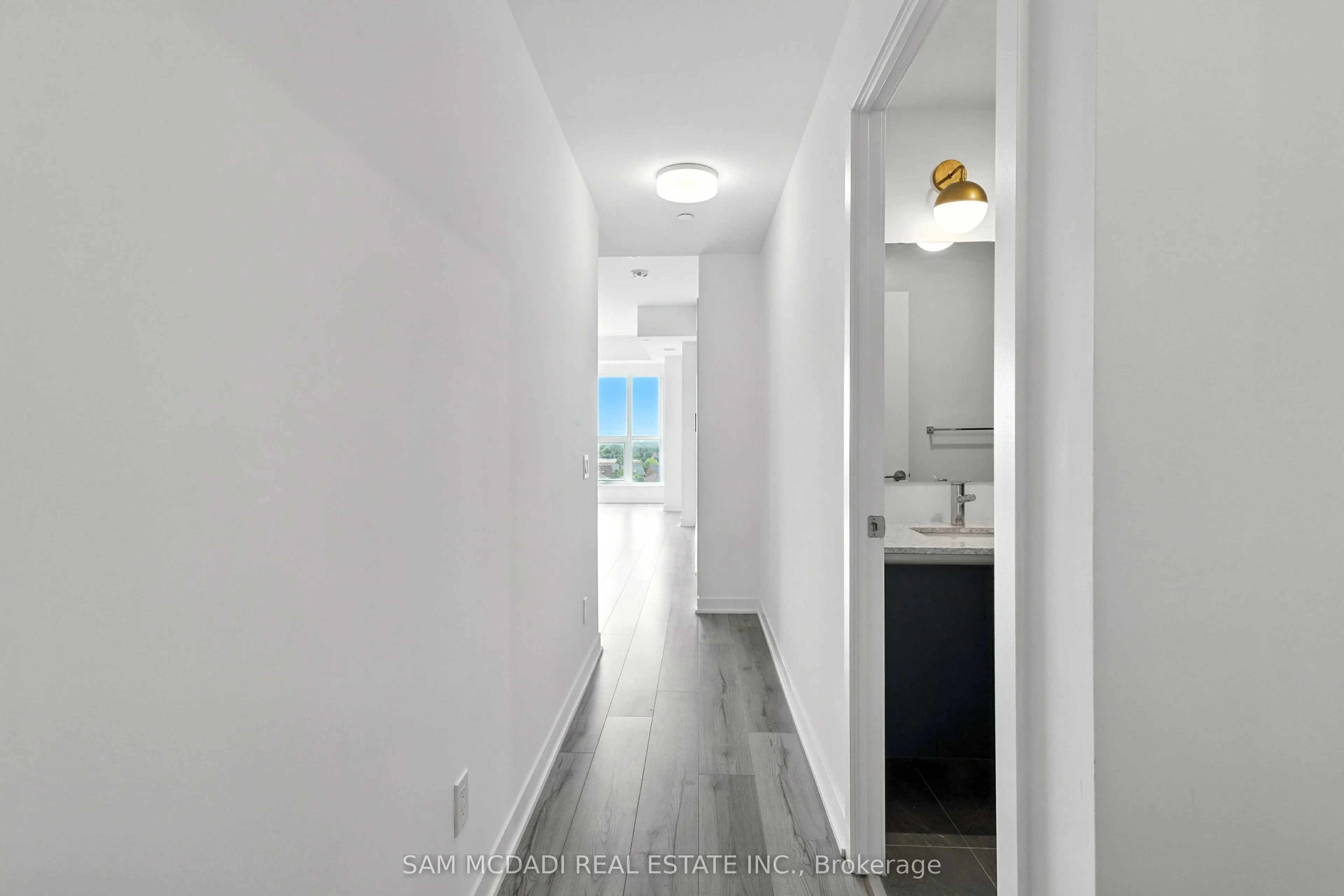 405 Dundas Street W, #722