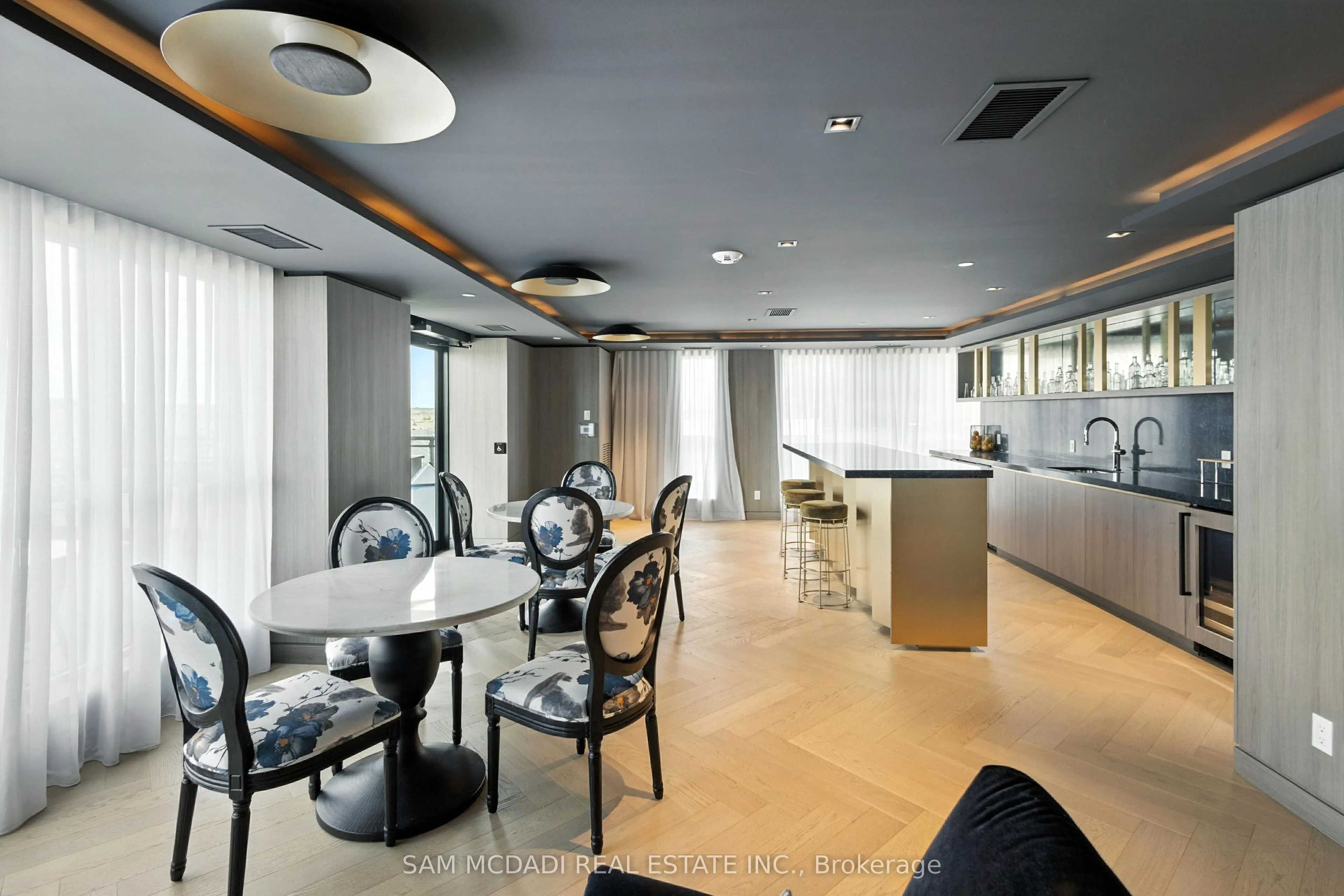 405 Dundas Street W, #722
